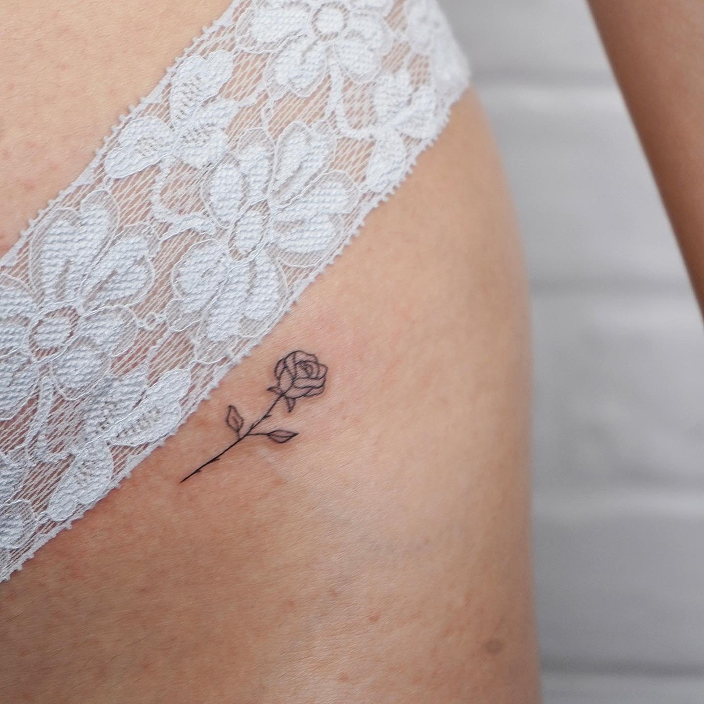 Tatuaje de flor en muslo, línea fina Sinkply Madrid