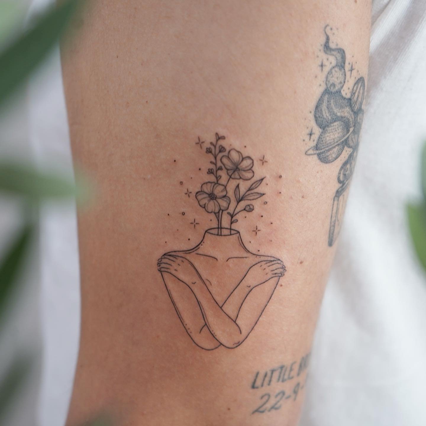 Tatuaje de flor en muslo, línea fina Sinkply Madrid