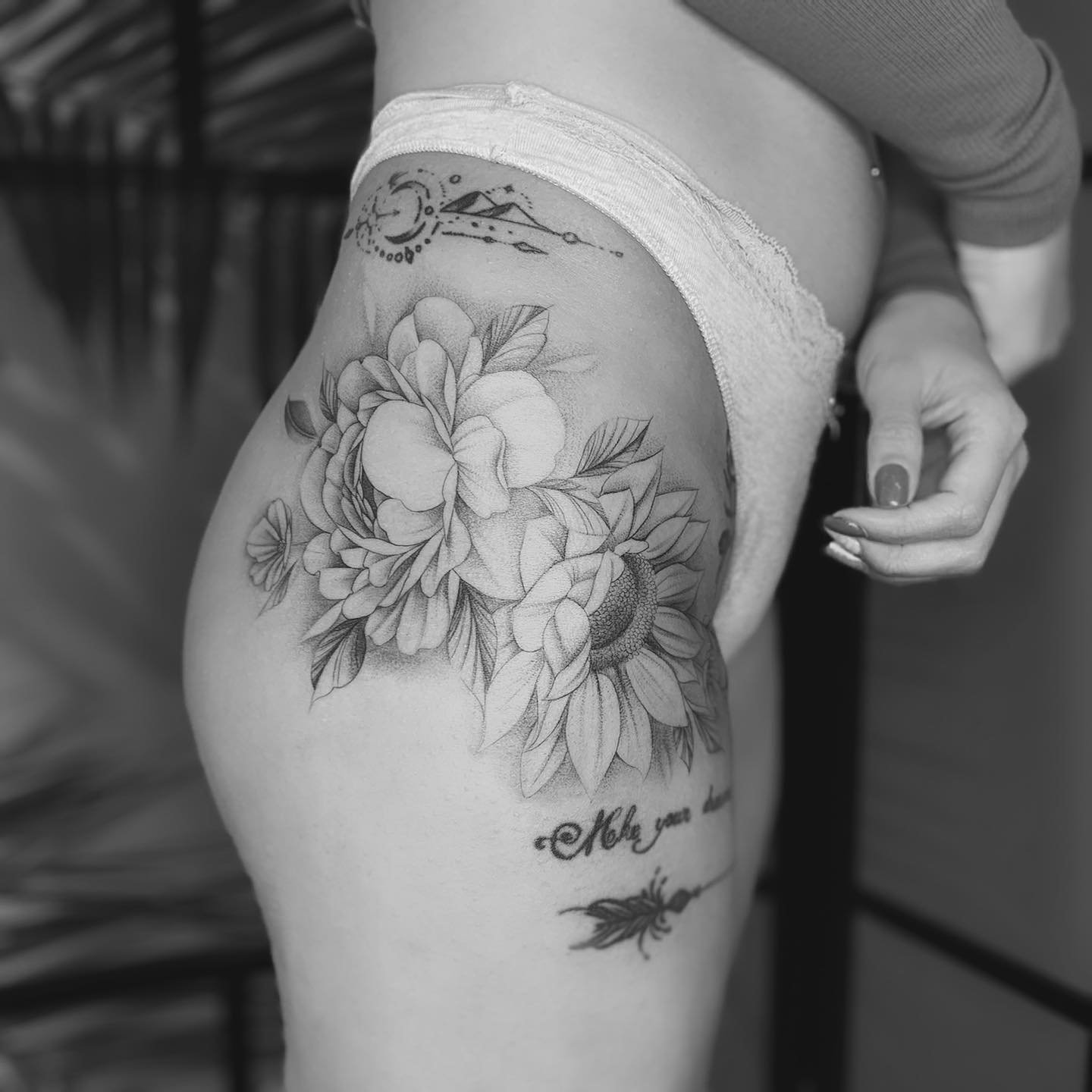 Tatuaje de flor en muslo, línea fina Sinkply Madrid