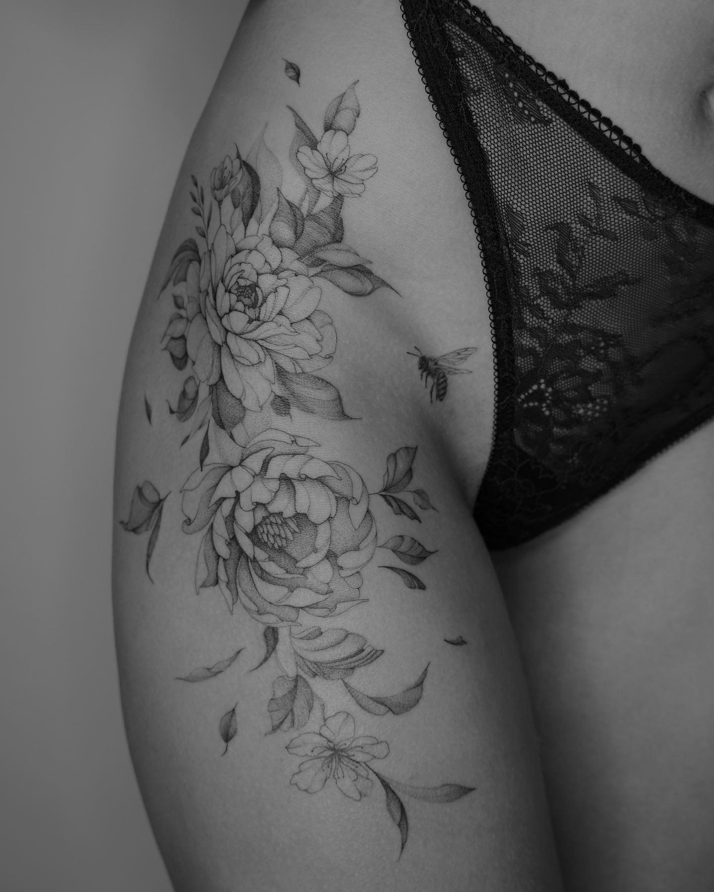 Tatuaje de flor en muslo, línea fina Sinkply Madrid