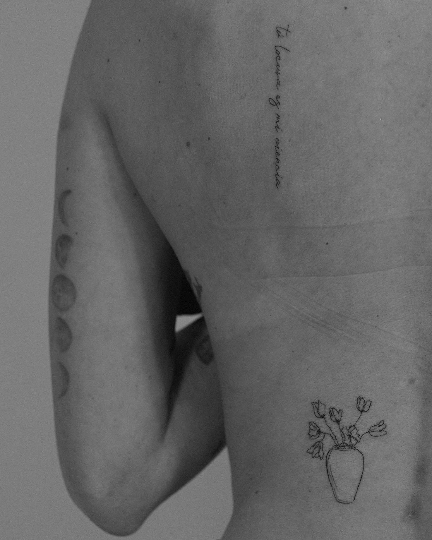 Tatuaje de flor en muslo, línea fina Sinkply Madrid