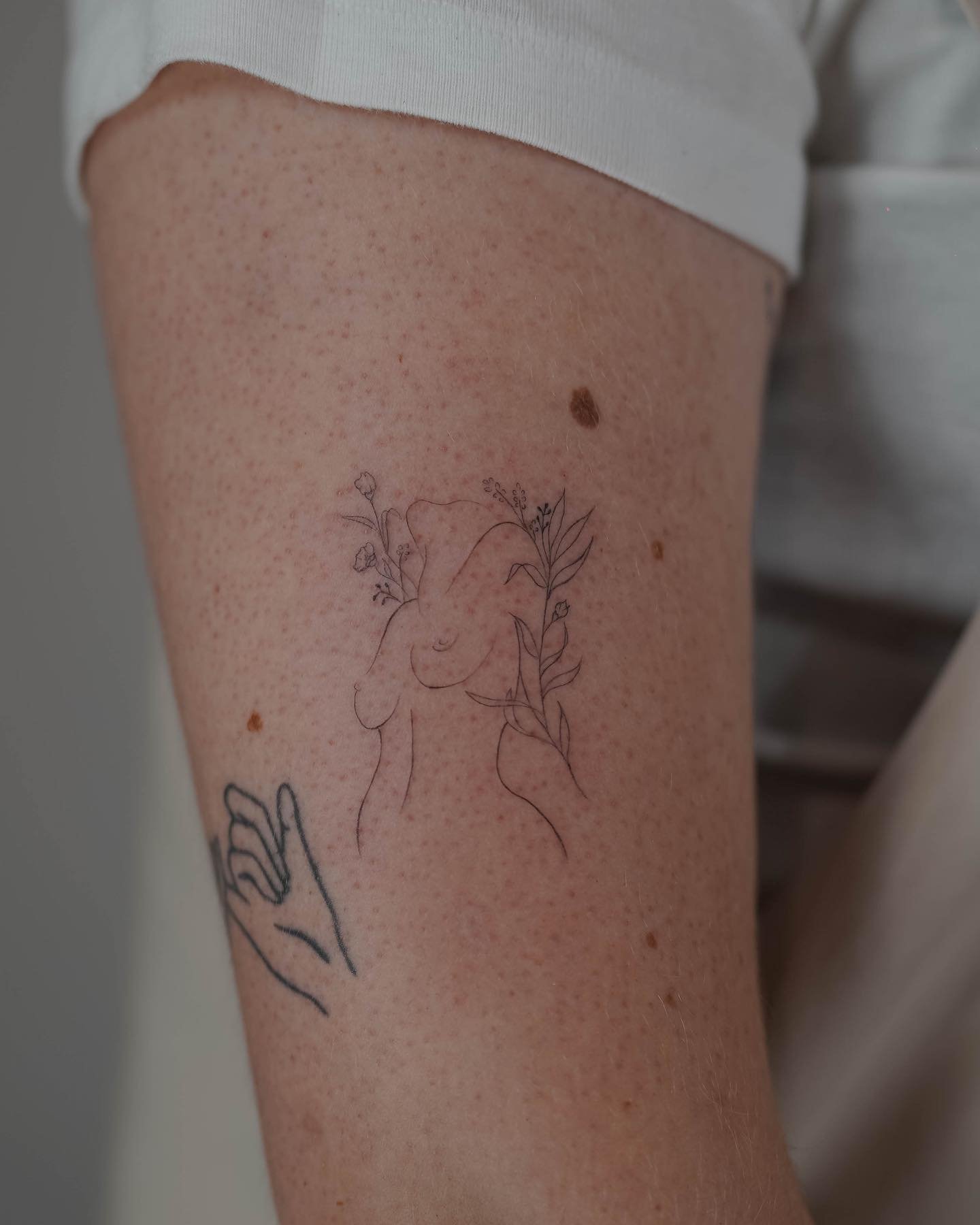 Tatuaje de flor en muslo, línea fina Sinkply Madrid