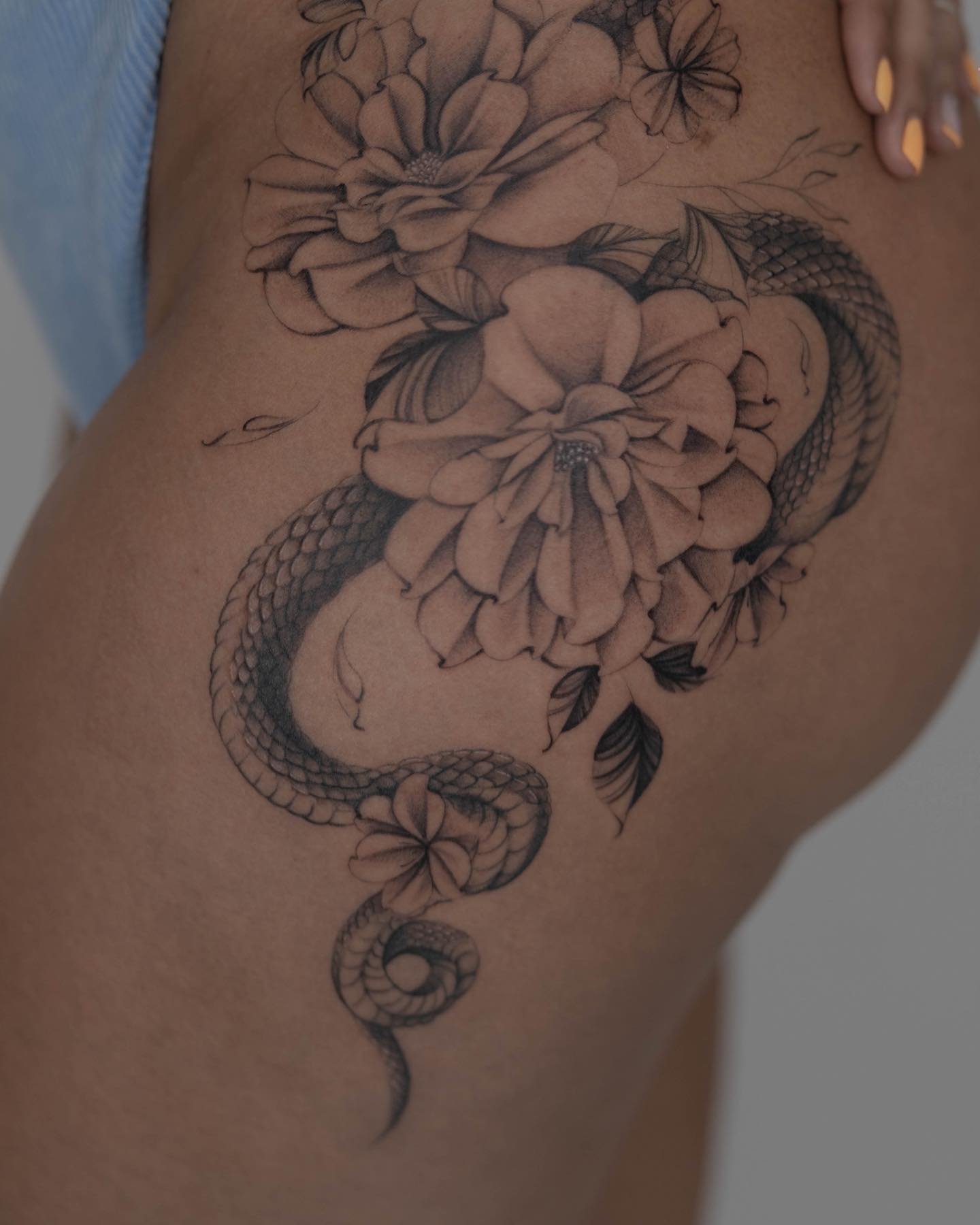 Tatuaje de flor en muslo, línea fina Sinkply Madrid