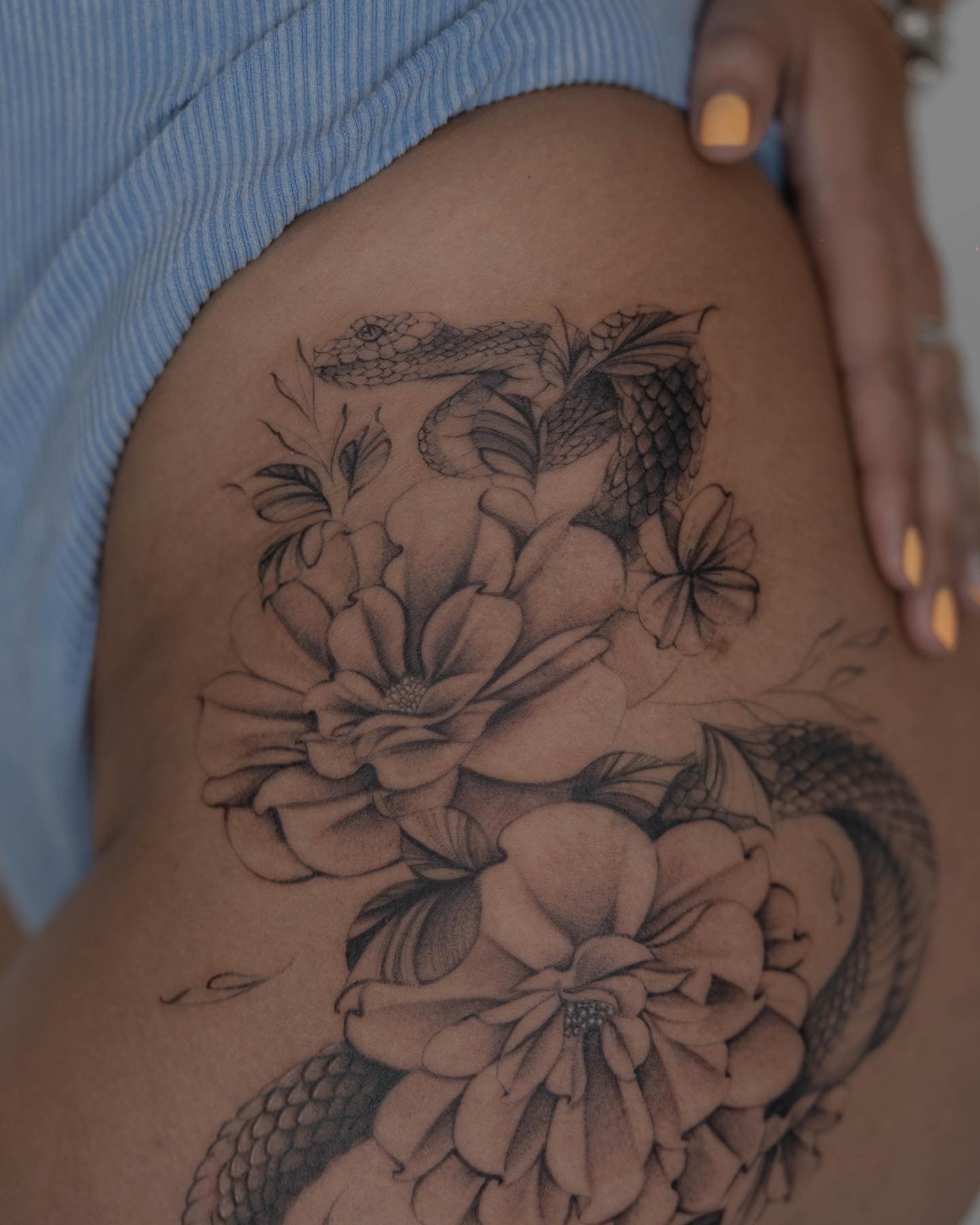 Tatuaje de flor en muslo, línea fina Sinkply Madrid