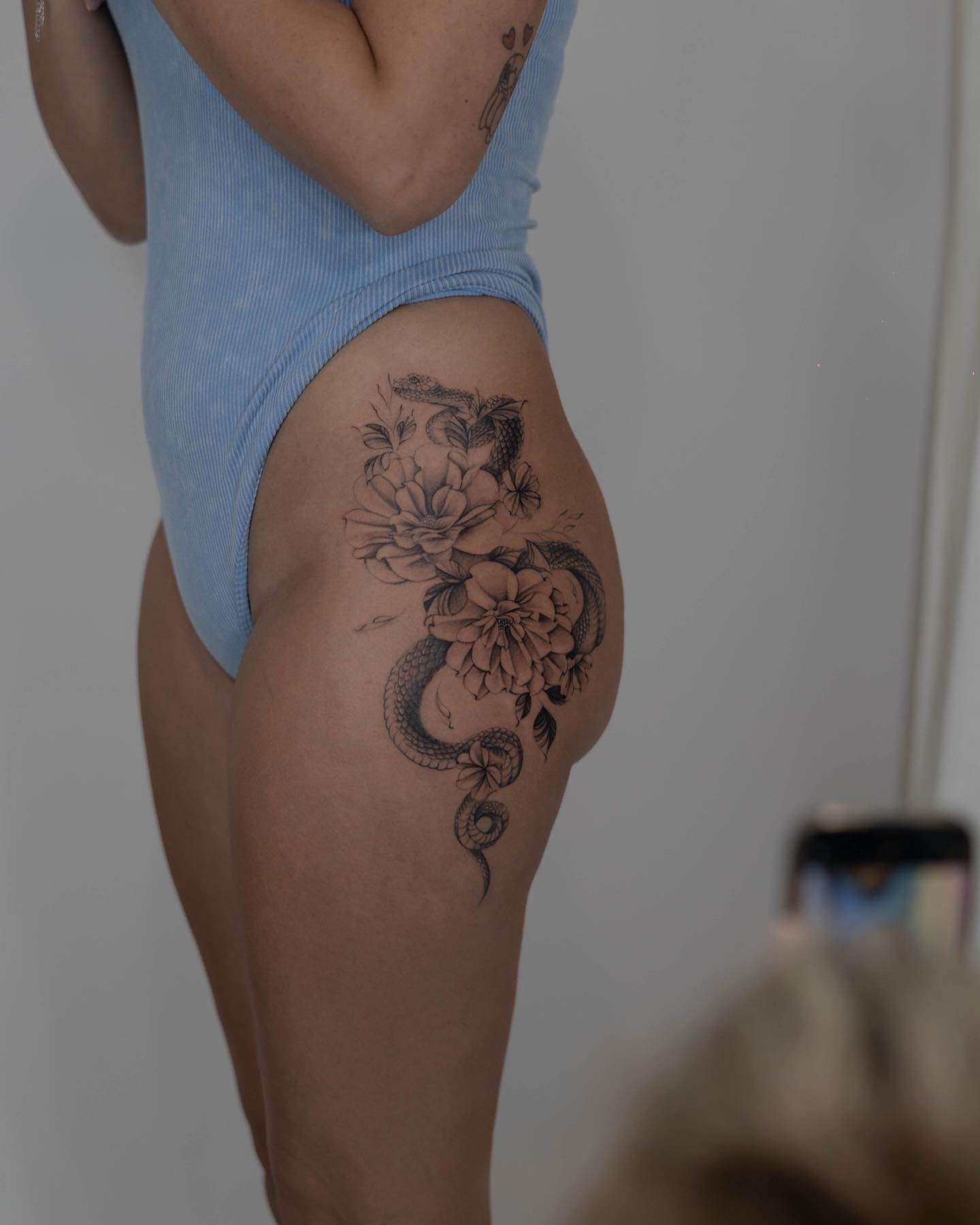 Tatuaje de flor en muslo, línea fina Sinkply Madrid