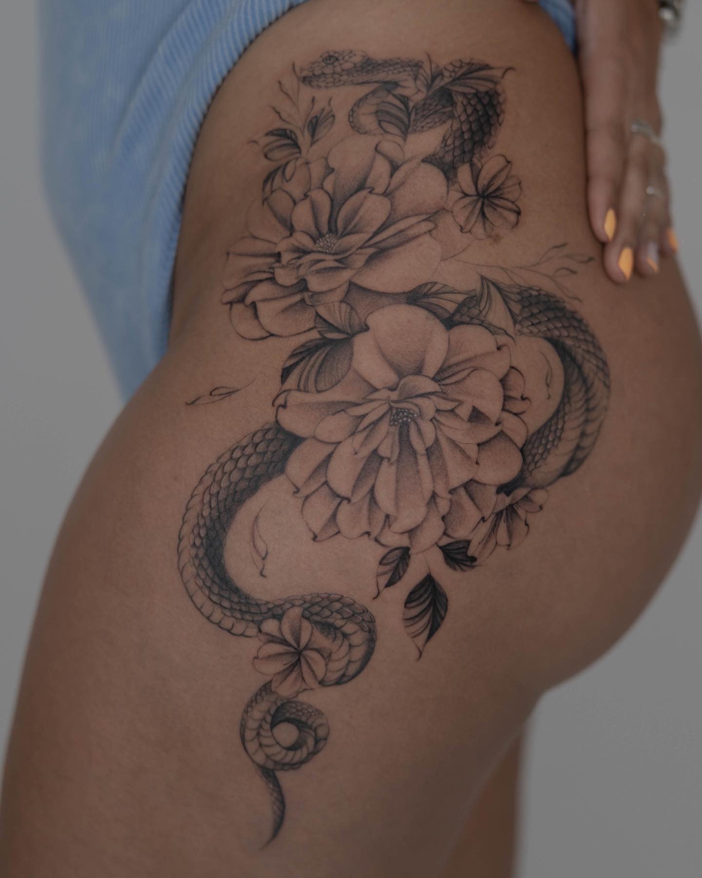 Tatuaje de flor en muslo, línea fina Sinkply Madrid