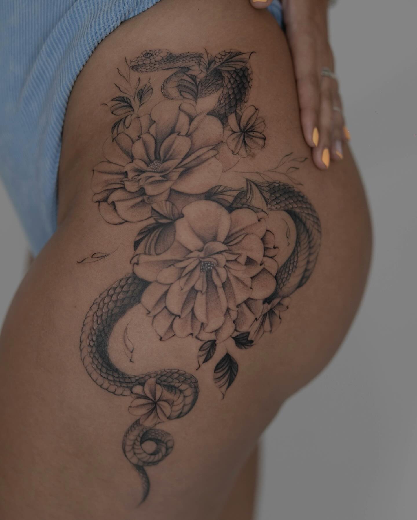 Tatuaje de flor en muslo, línea fina Sinkply Madrid