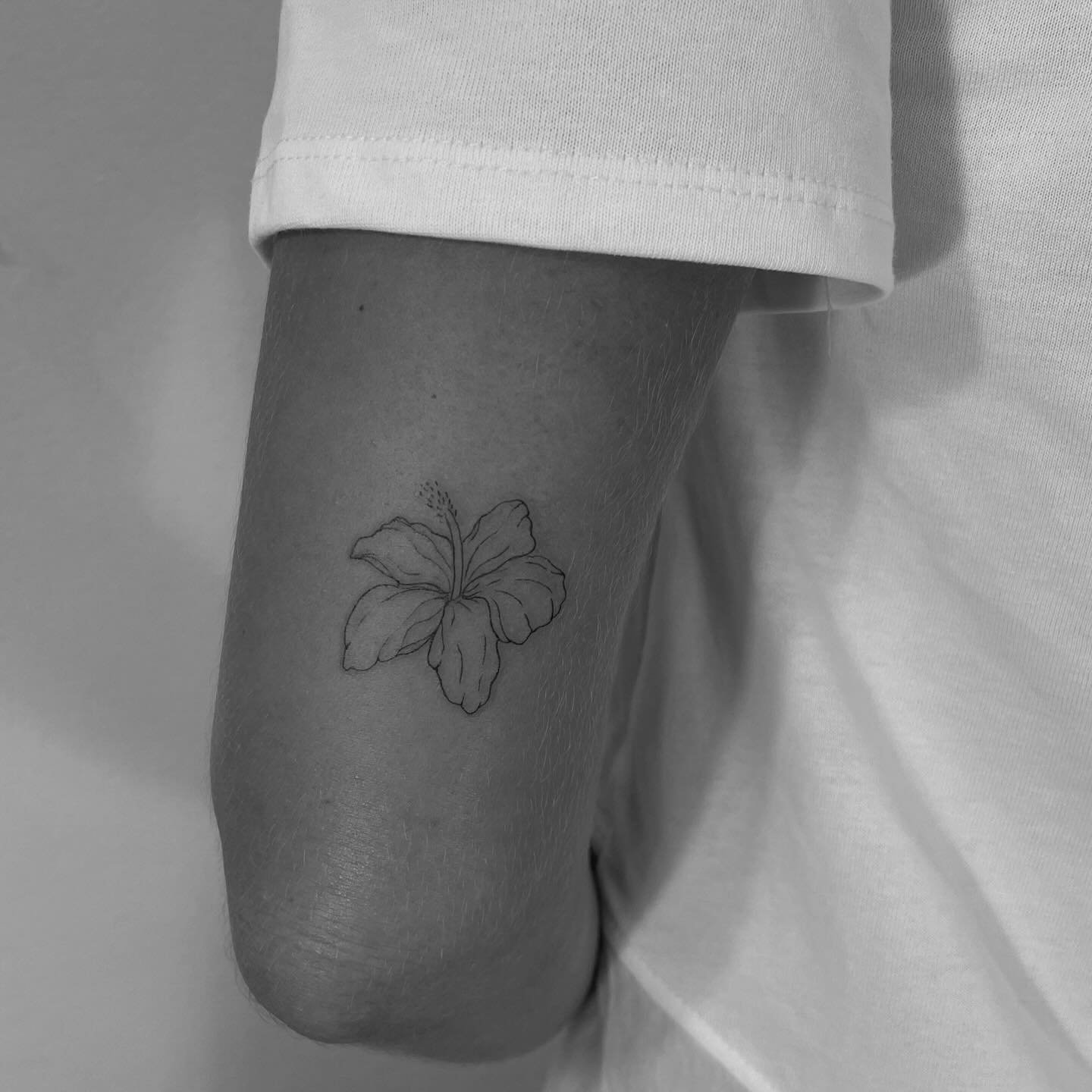 Tatuaje de flor en muslo, línea fina Sinkply Madrid
