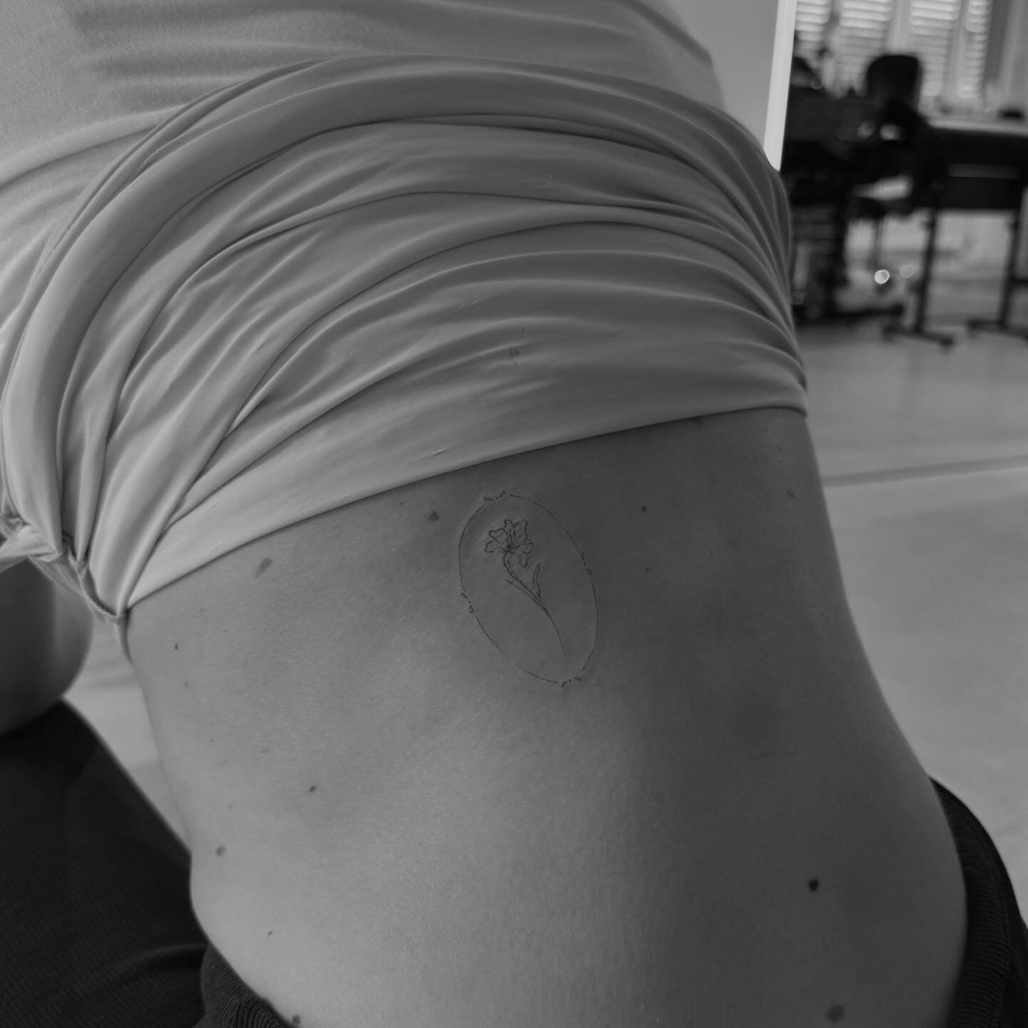 Tatuaje de flor en muslo, línea fina Sinkply Madrid