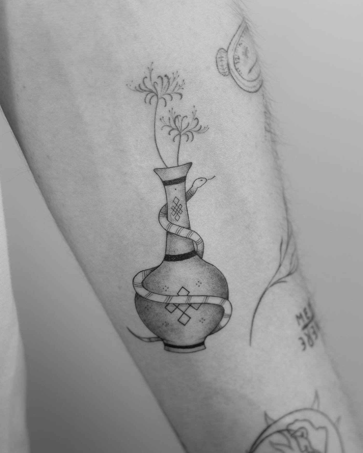 Tatuaje de flor en muslo, línea fina Sinkply Madrid