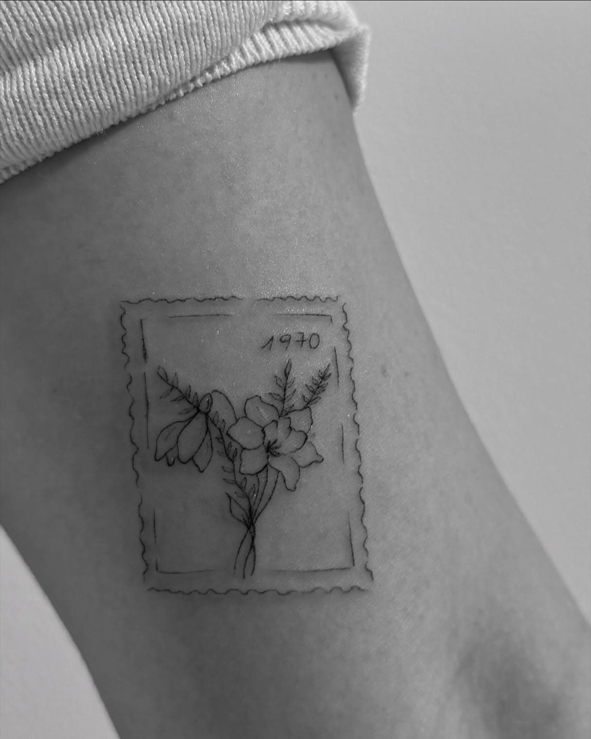 Tatuaje de flor en muslo, línea fina Sinkply Madrid