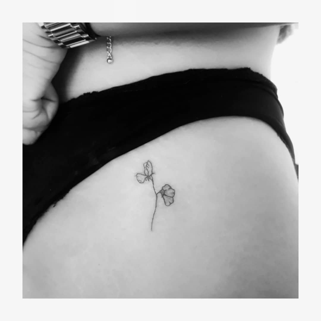 Tatuaje de flor en muslo, línea fina Sinkply Madrid