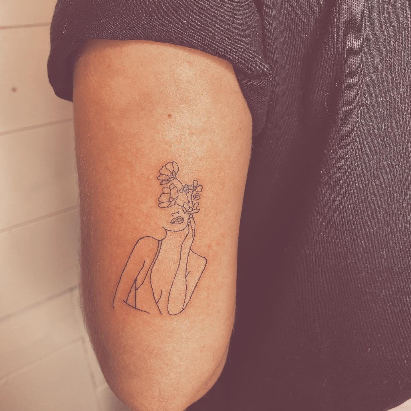 Tatuaje de flor en muslo, línea fina Sinkply Madrid