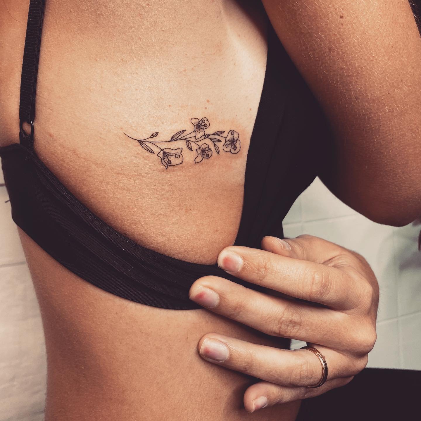 Tatuaje de flor en muslo, línea fina Sinkply Madrid