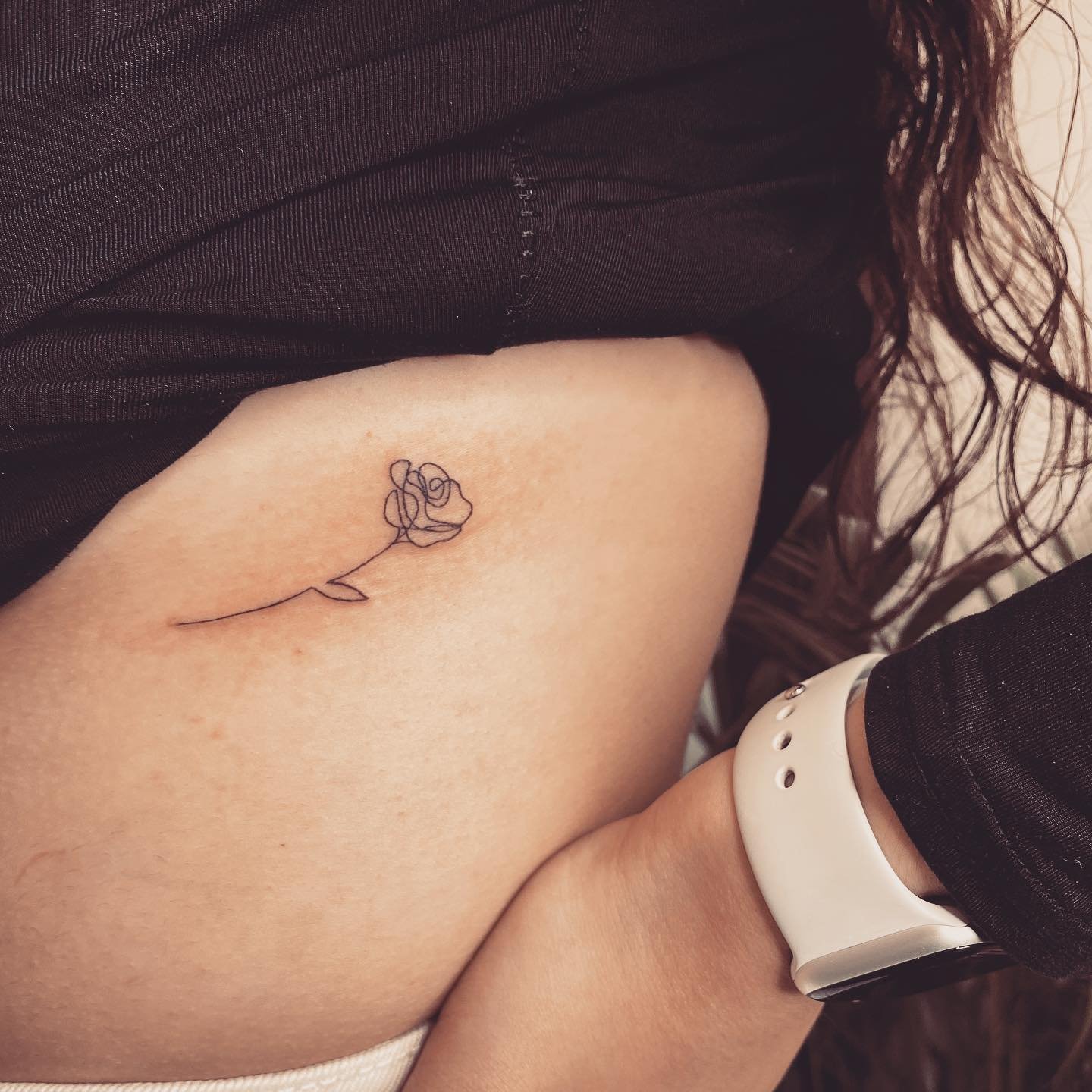 Tatuaje de flor en muslo, línea fina Sinkply Madrid