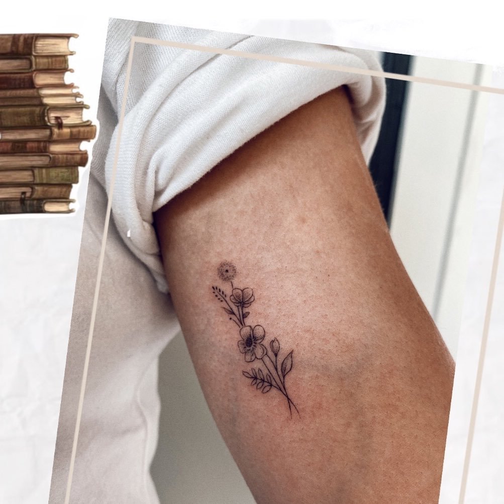 Tatuaje de flor en muslo, línea fina Sinkply Madrid