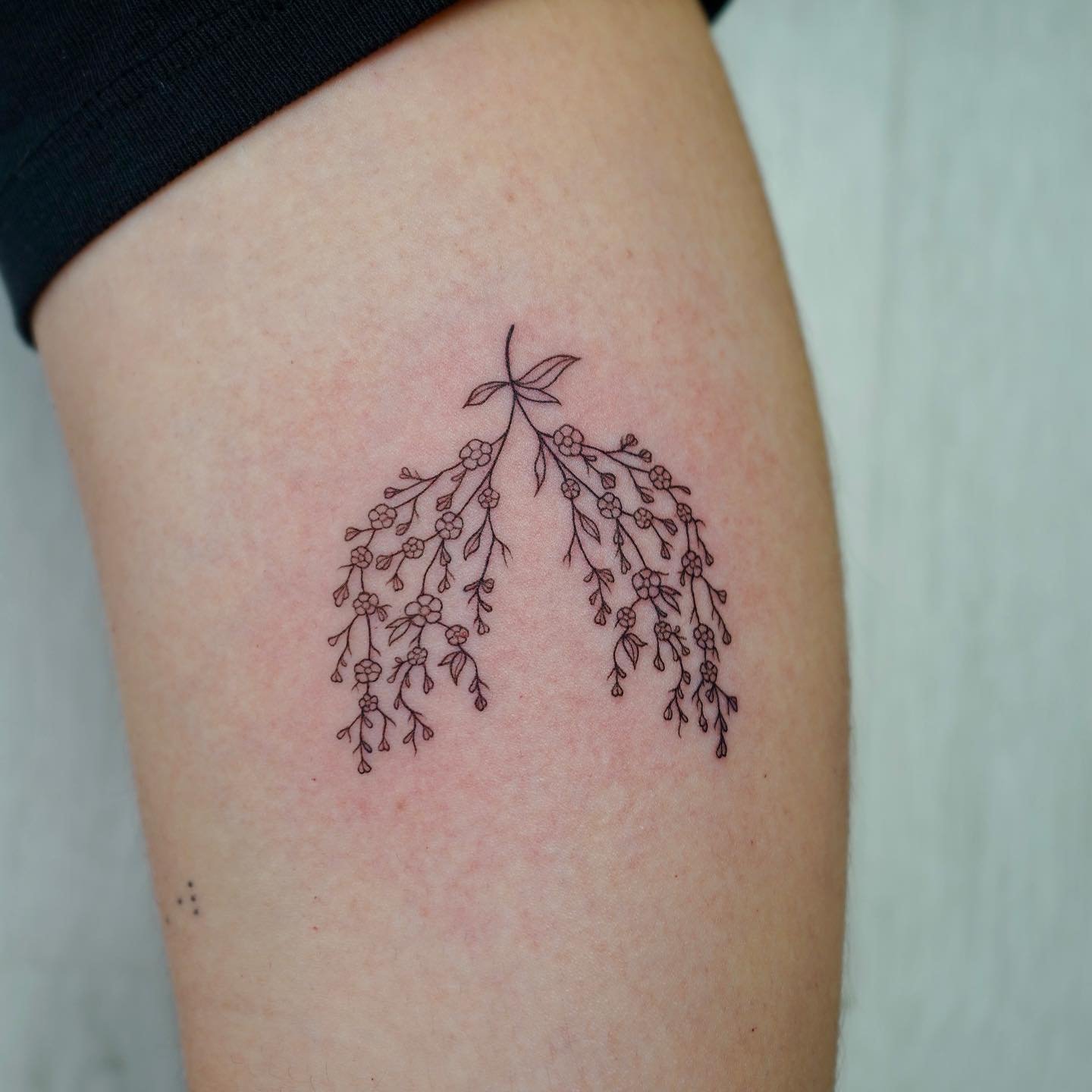 Tatuaje de flor en muslo, línea fina Sinkply Madrid