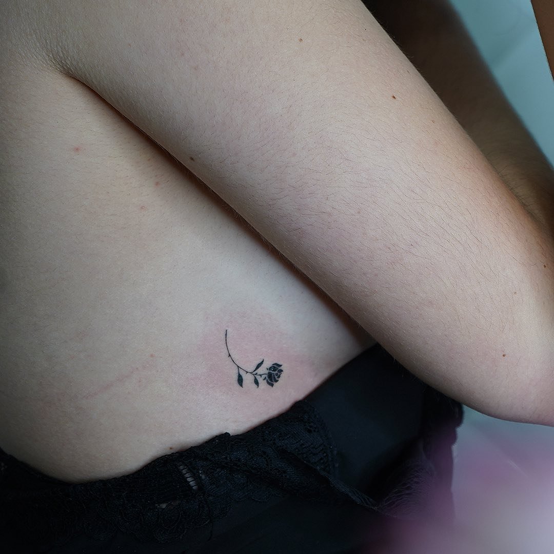 Tatuaje de flor en muslo, línea fina Sinkply Madrid