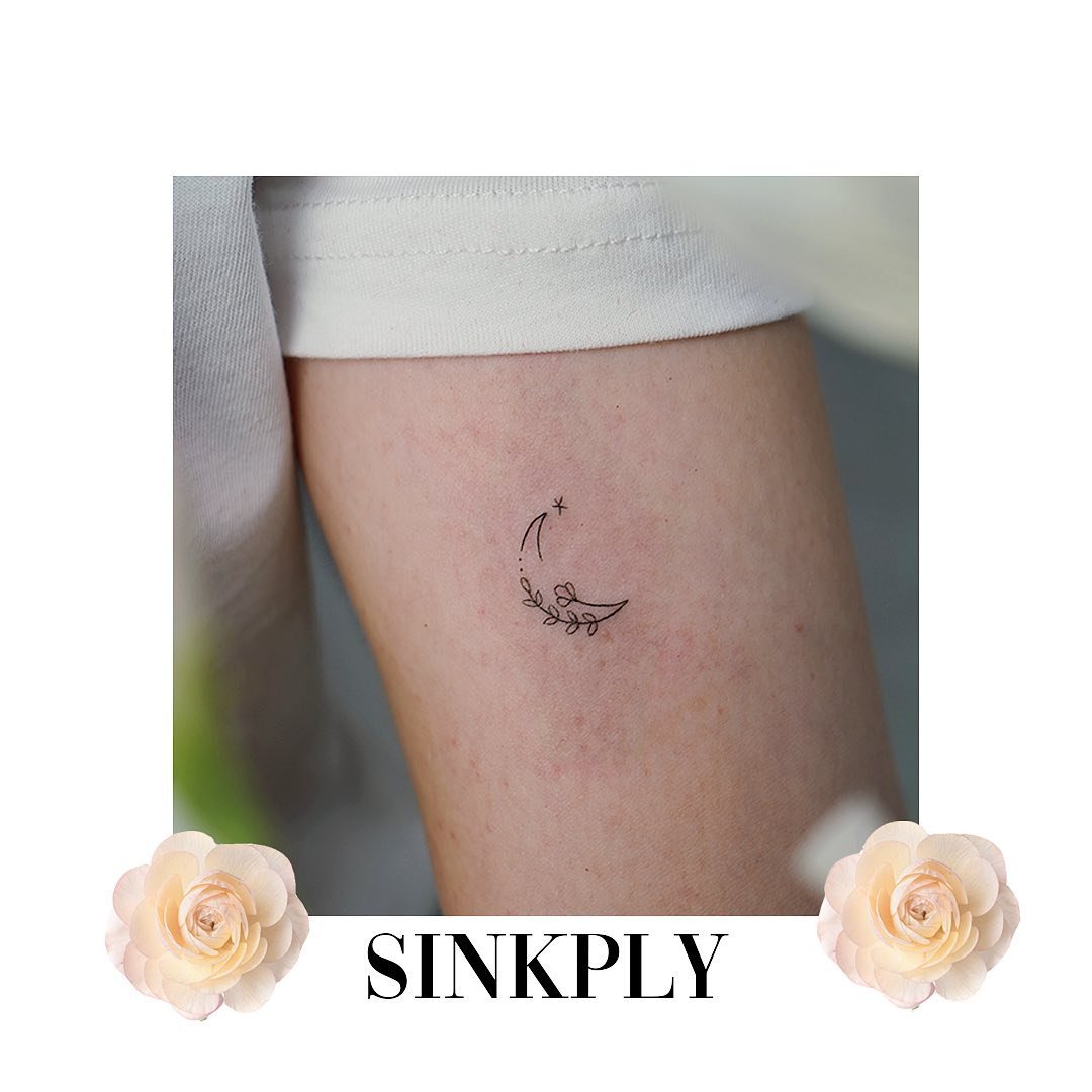 Tatuaje de flor en muslo, línea fina Sinkply Madrid