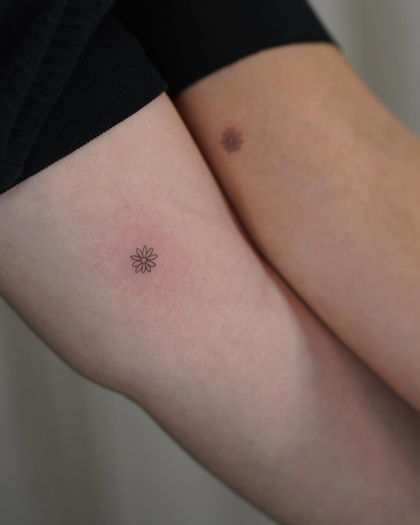 Tatuaje de flor en muslo, línea fina Sinkply Madrid