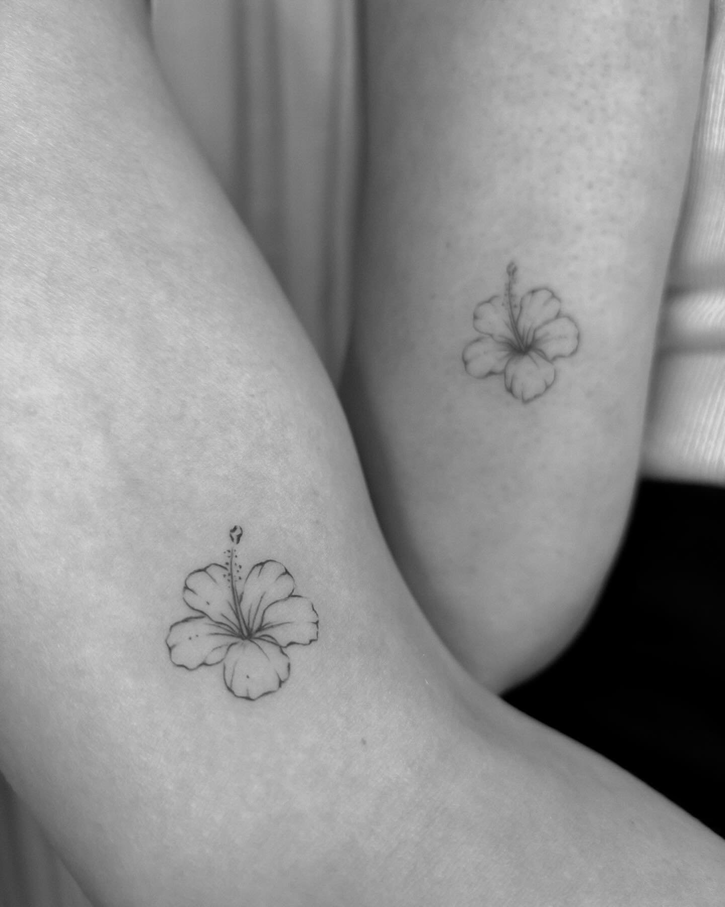 Tatuaje de flor en muslo, línea fina Sinkply Madrid