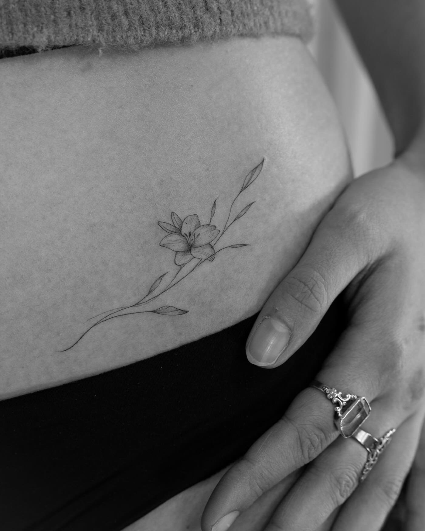 Tatuaje de flor en muslo, línea fina Sinkply Madrid