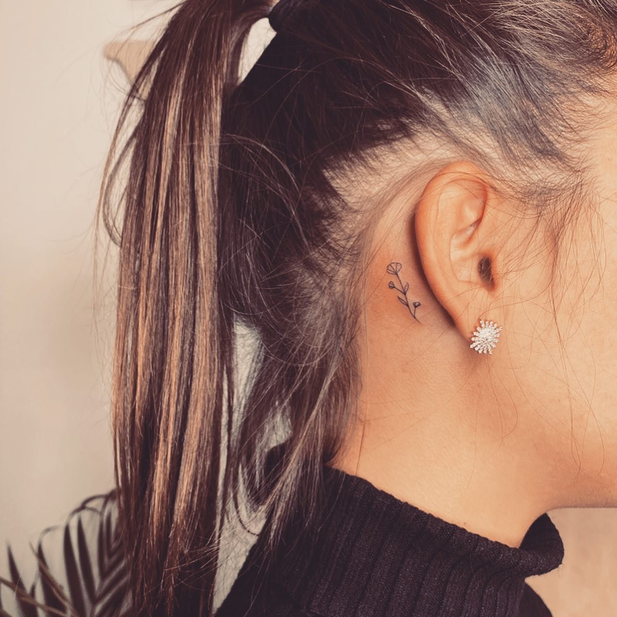 Tatuaje de flor en oreja, línea fina Sinkply Madrid