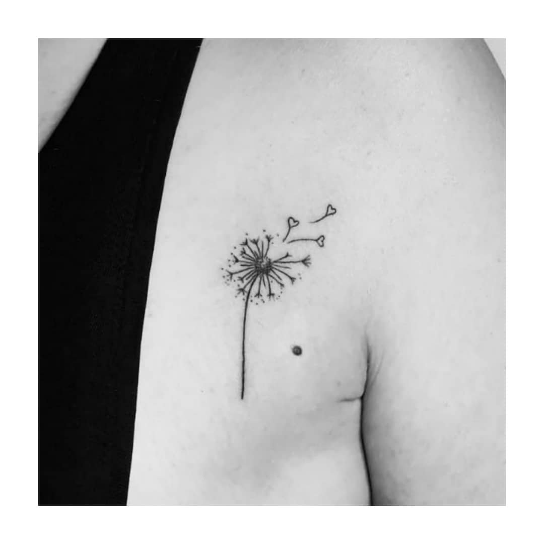 Tatuaje de flor en pecho, línea fina Sinkply Madrid