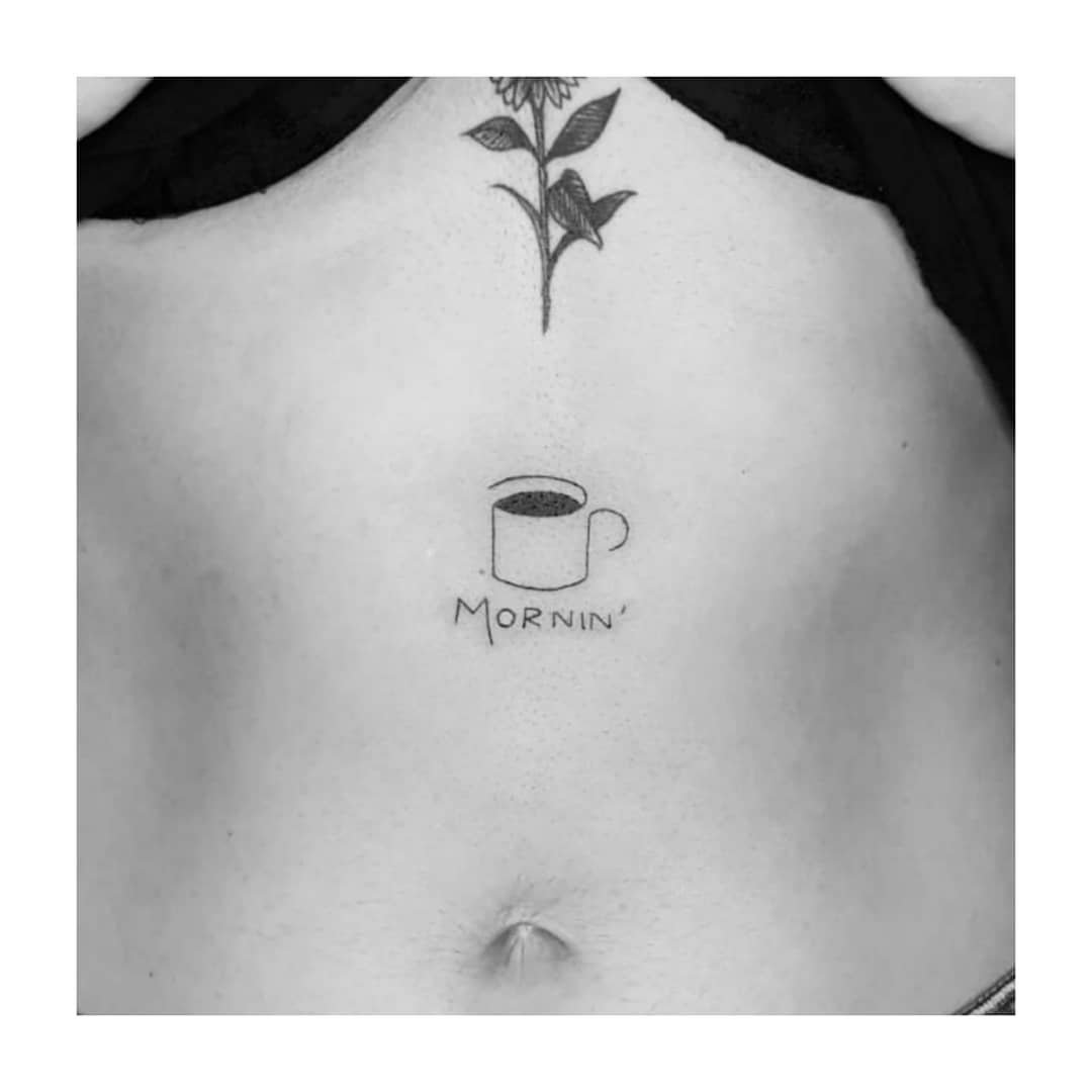 Tatuaje de flor en pecho, línea fina Sinkply Madrid