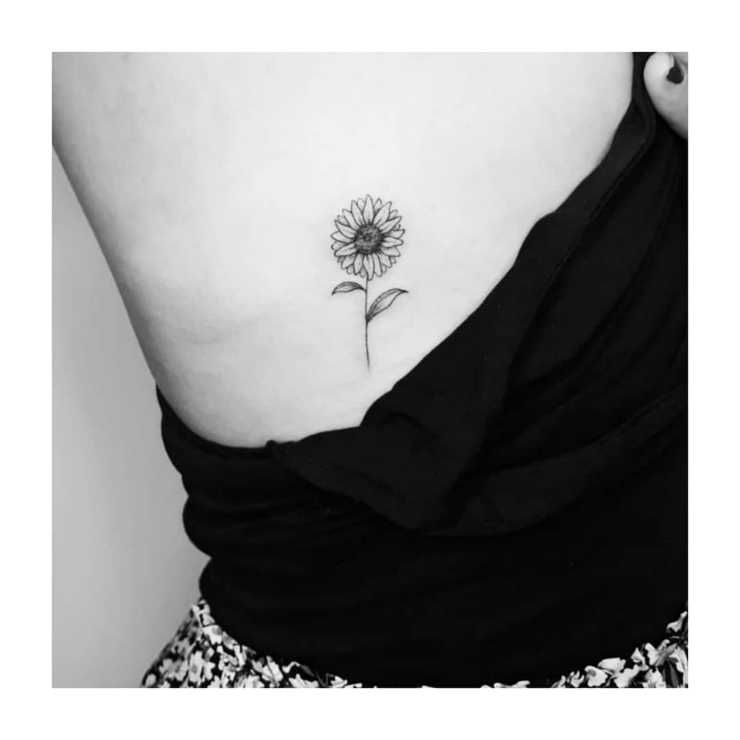 Tatuaje de flor en pecho, línea fina Sinkply Madrid