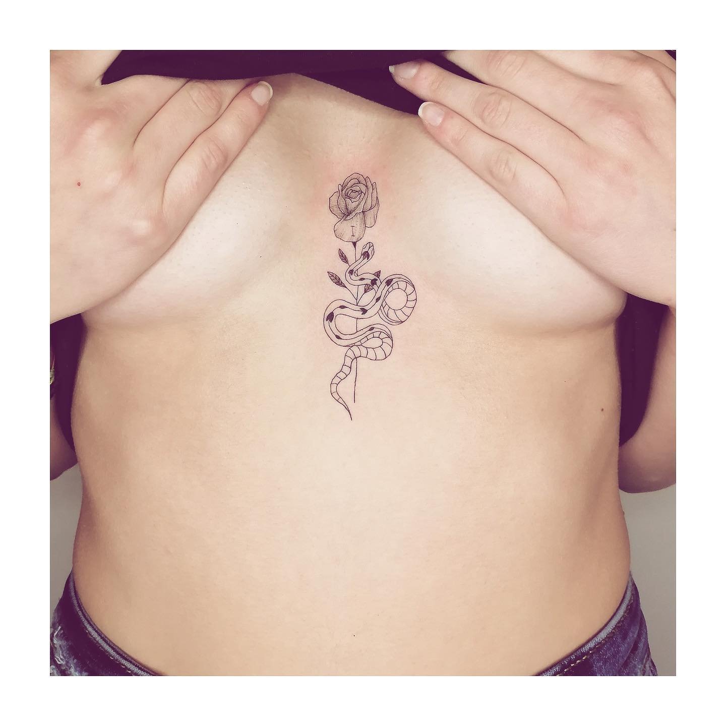 Tatuaje de flor en pecho, línea fina Sinkply Madrid