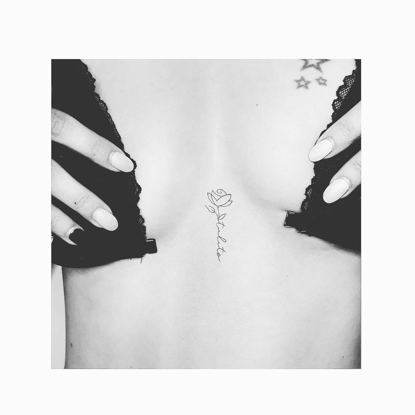 Tatuaje de flor en pecho, línea fina Sinkply Madrid
