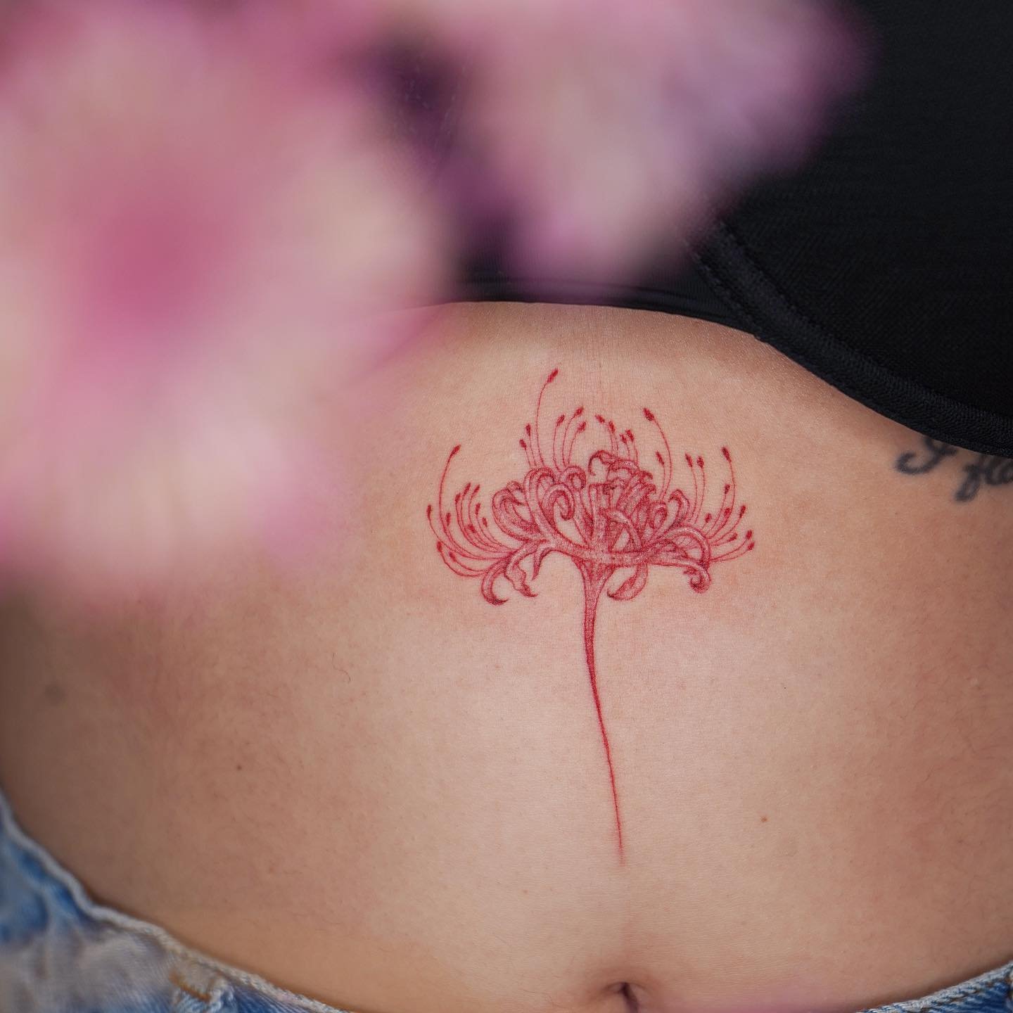 Tatuaje de flor en pecho, línea fina Sinkply Madrid