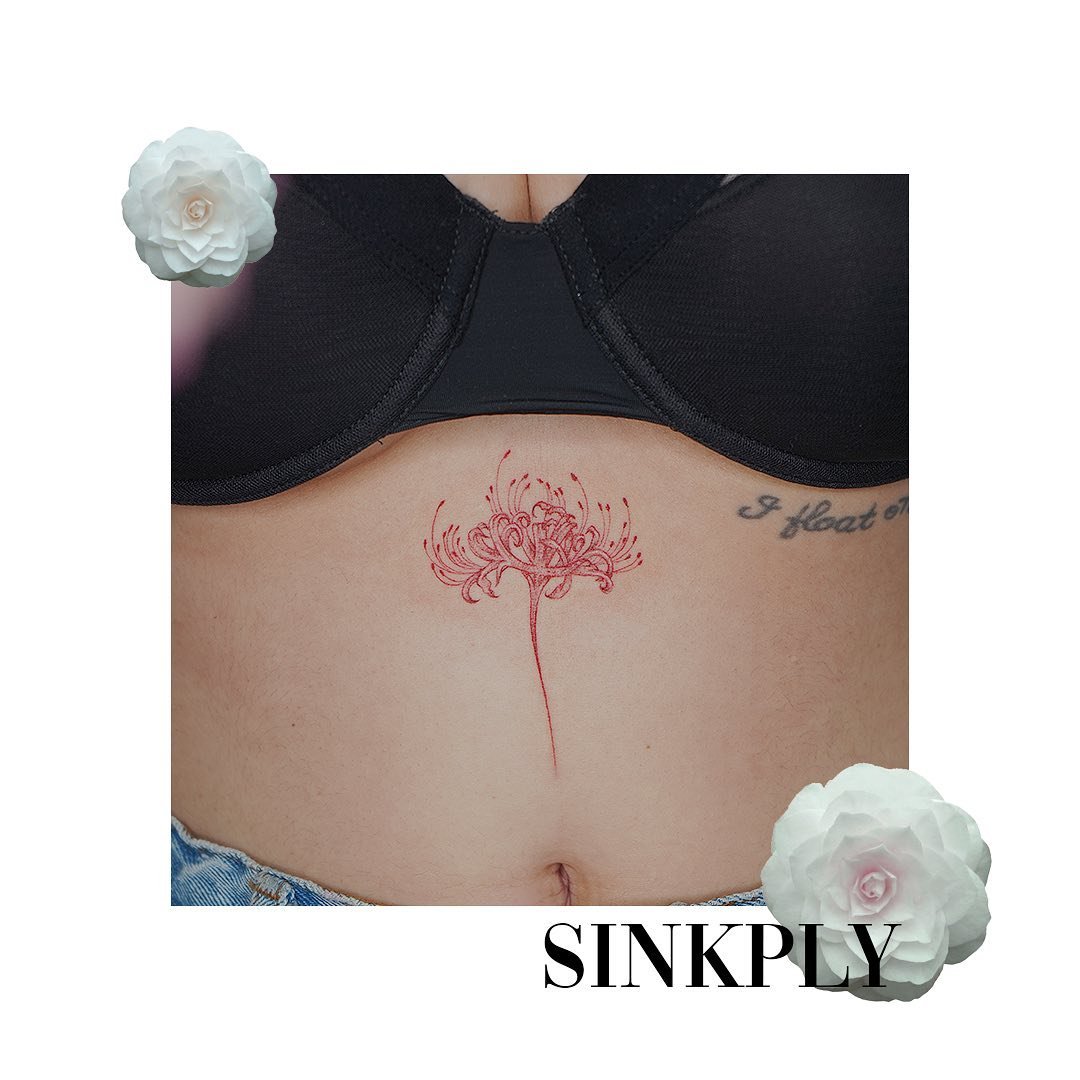 Tatuaje de flor en pecho, línea fina Sinkply Madrid