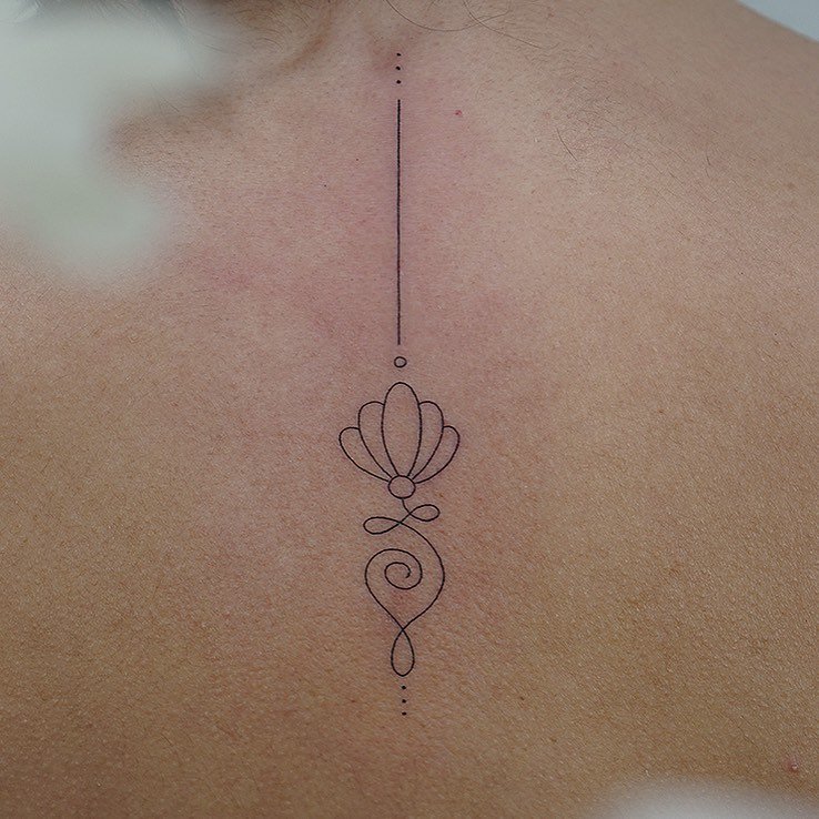 Tatuaje de flor en pecho, línea fina Sinkply Madrid