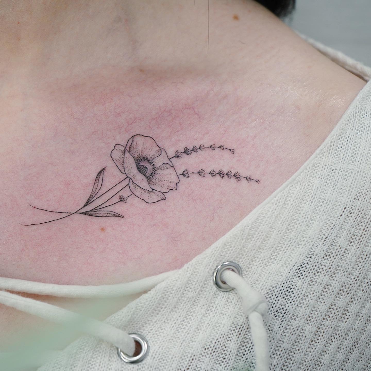 Tatuaje de flor en pecho, línea fina Sinkply Madrid