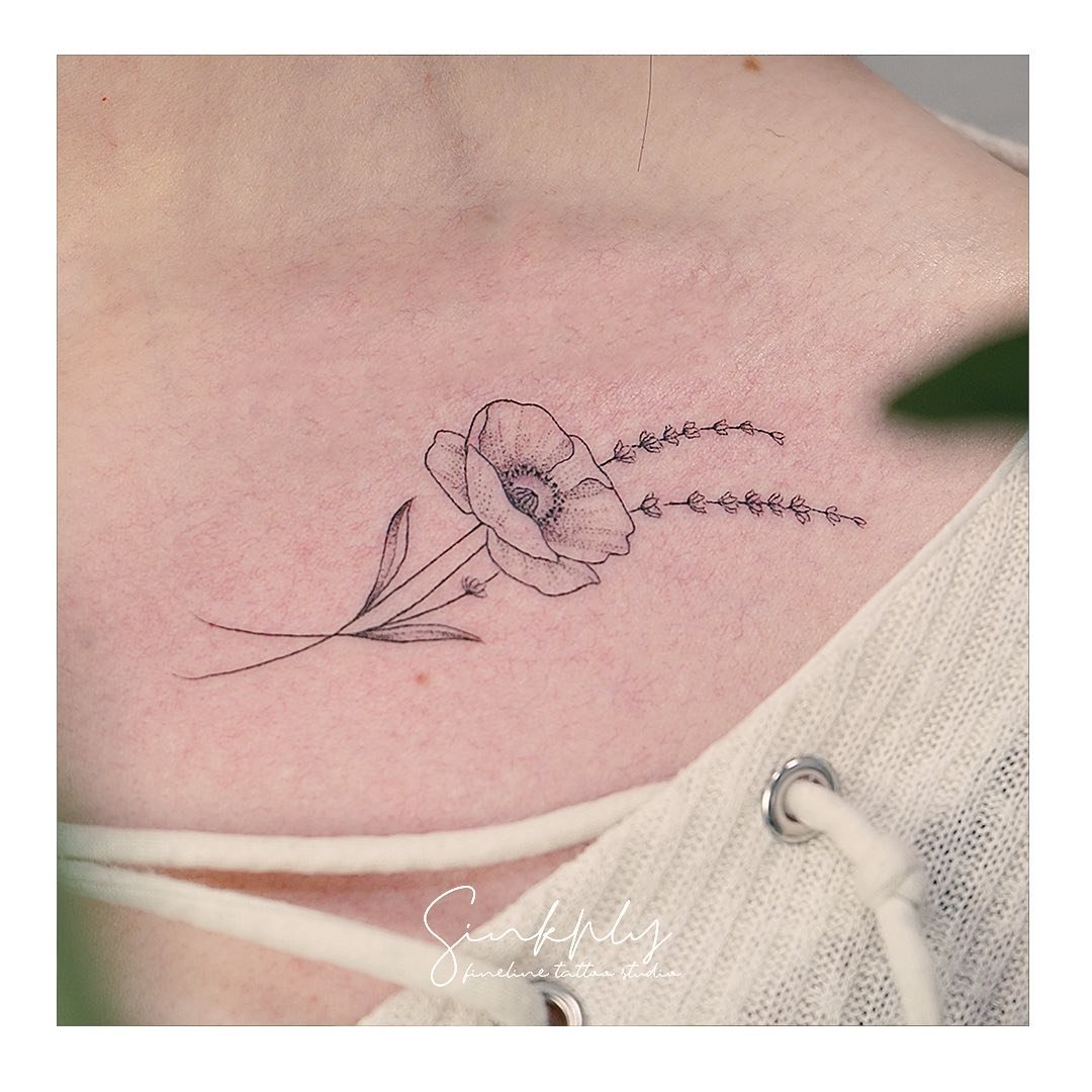 Tatuaje de flor en pecho, línea fina Sinkply Madrid