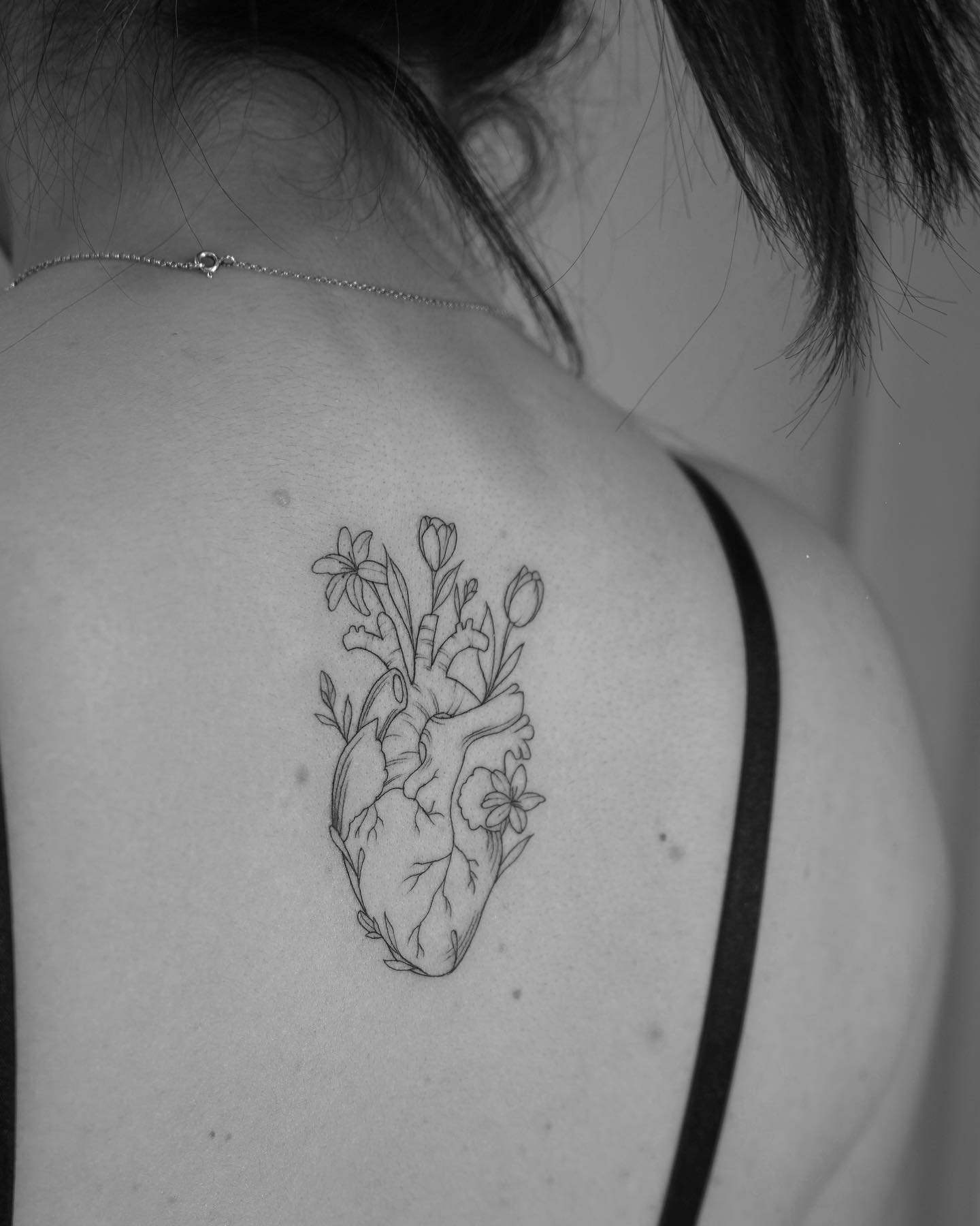 Tatuaje de flor en pecho, línea fina Sinkply Madrid