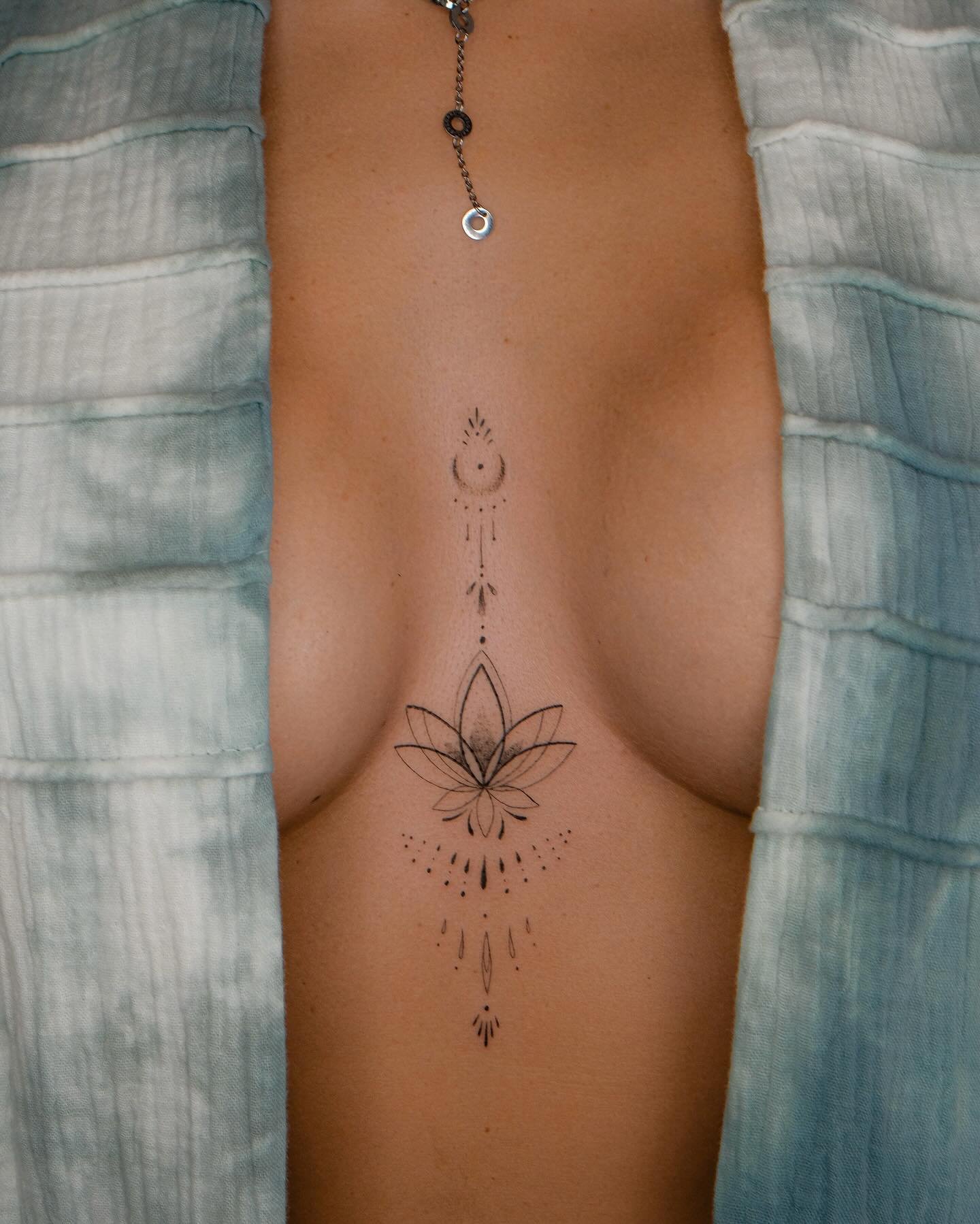 Tatuaje de flor en pecho, línea fina Sinkply Madrid