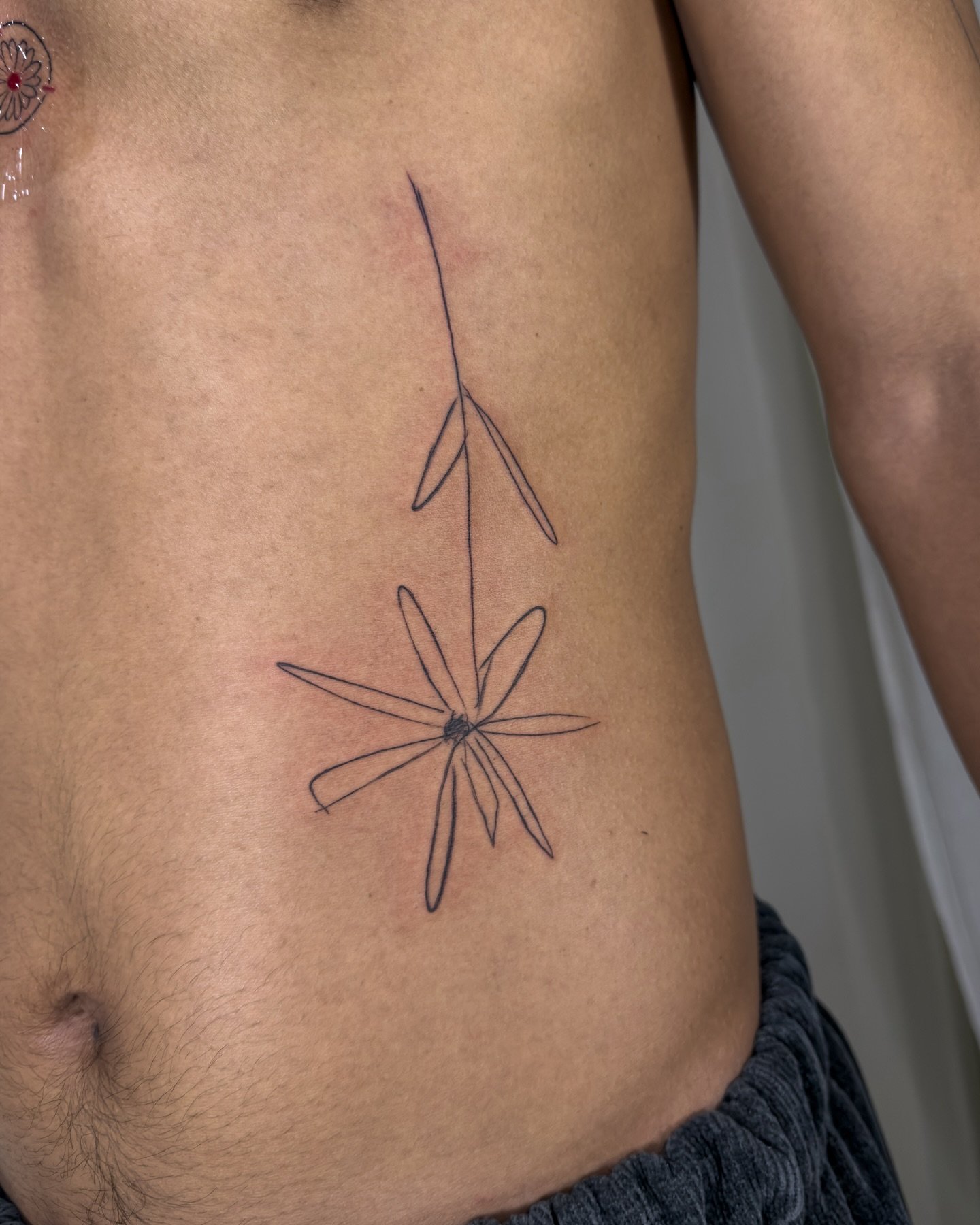 Tatuaje de flor en pecho, línea fina Sinkply Madrid