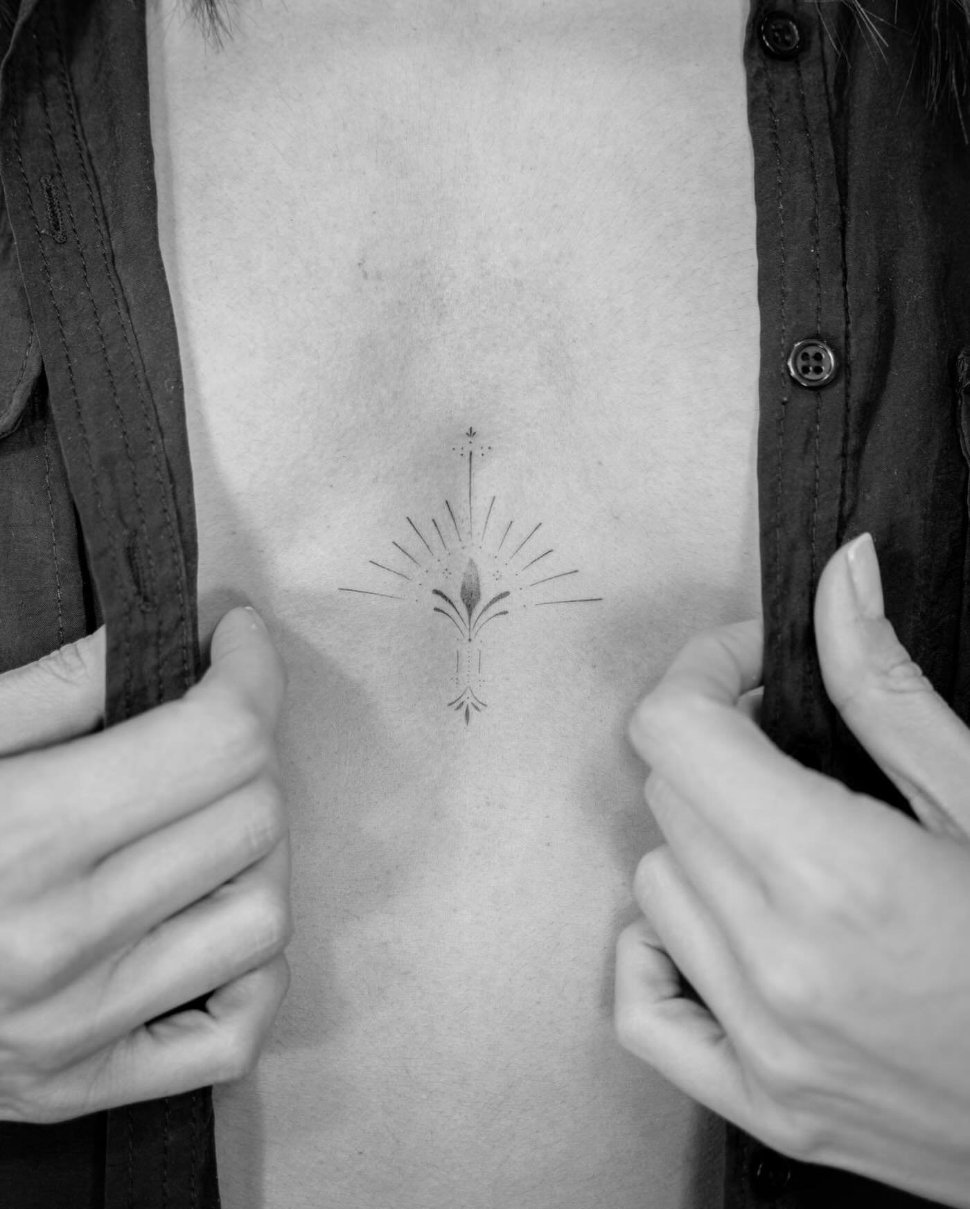 Tatuaje de flor en pecho, línea fina Sinkply Madrid