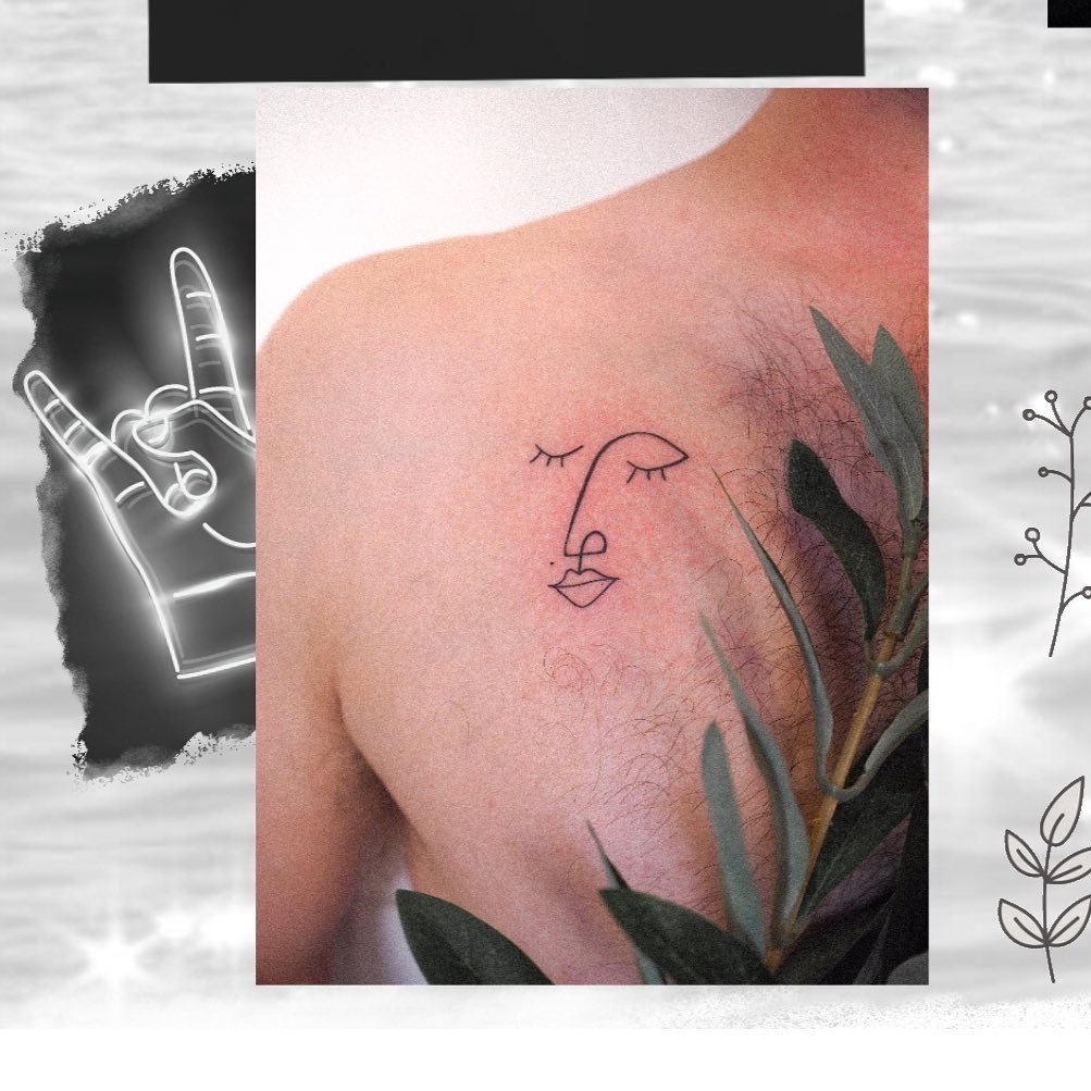 Tatuaje de flor en pecho, línea fina Sinkply Madrid