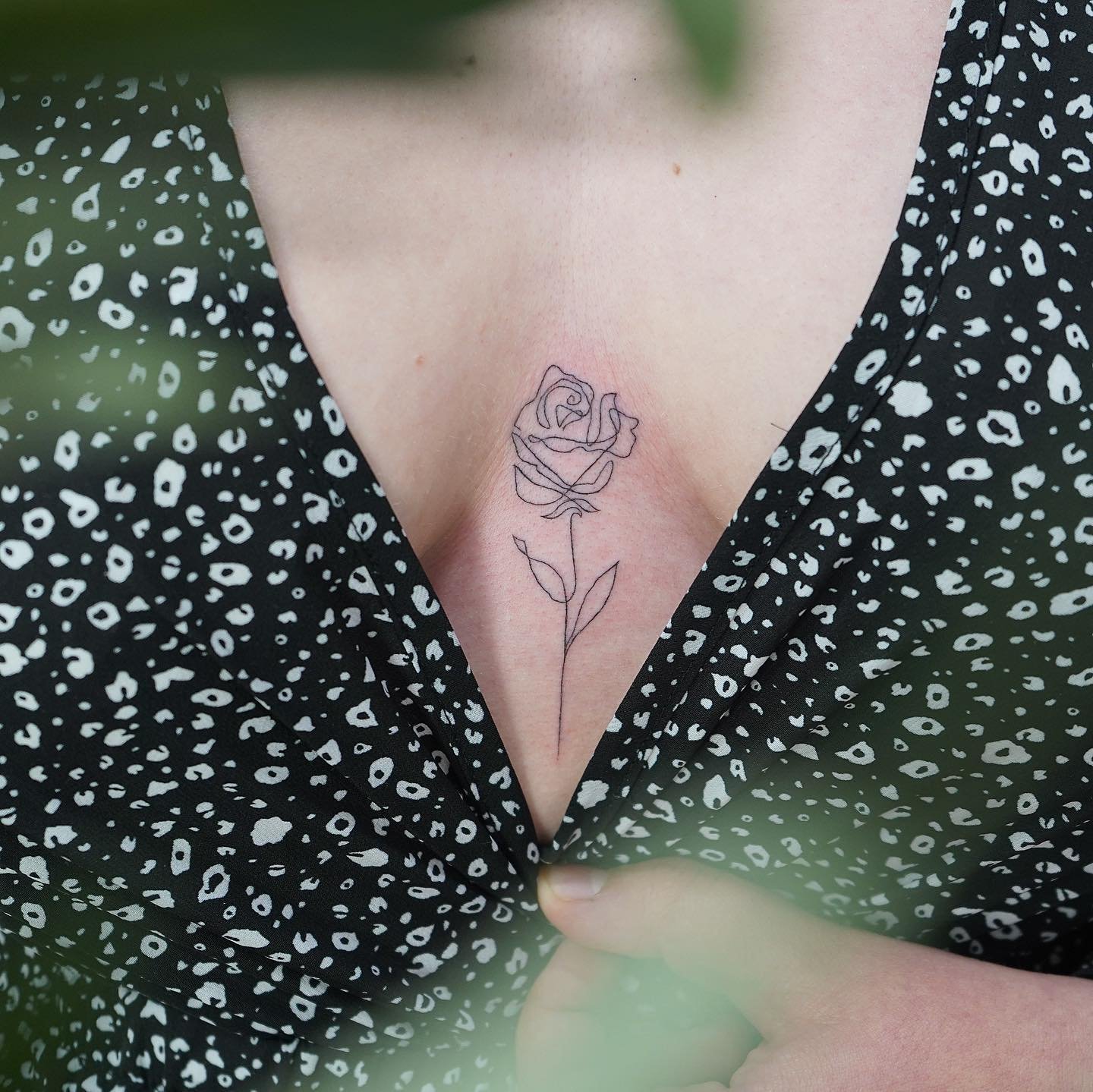 Tatuaje de flor en pecho, línea fina Sinkply Madrid