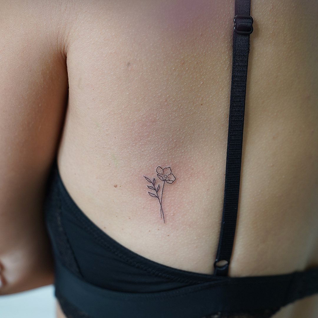 Tatuaje de flor en pecho, línea fina Sinkply Madrid