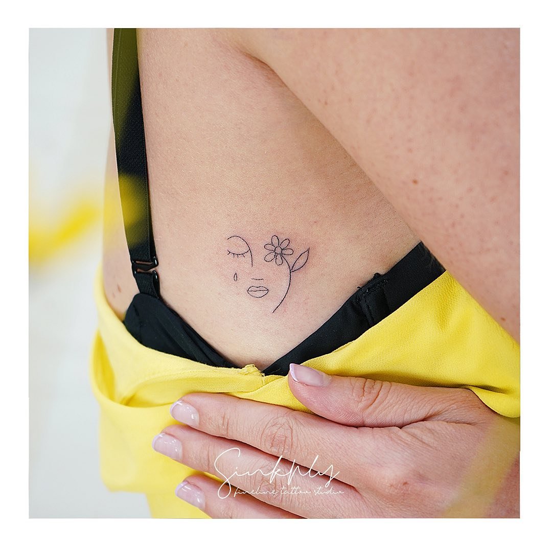 Tatuaje de flor en pecho, línea fina Sinkply Madrid