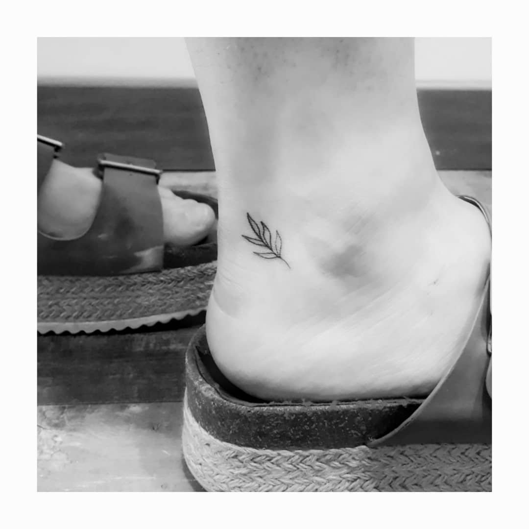 Tatuaje de flor en pie, línea fina Sinkply Madrid