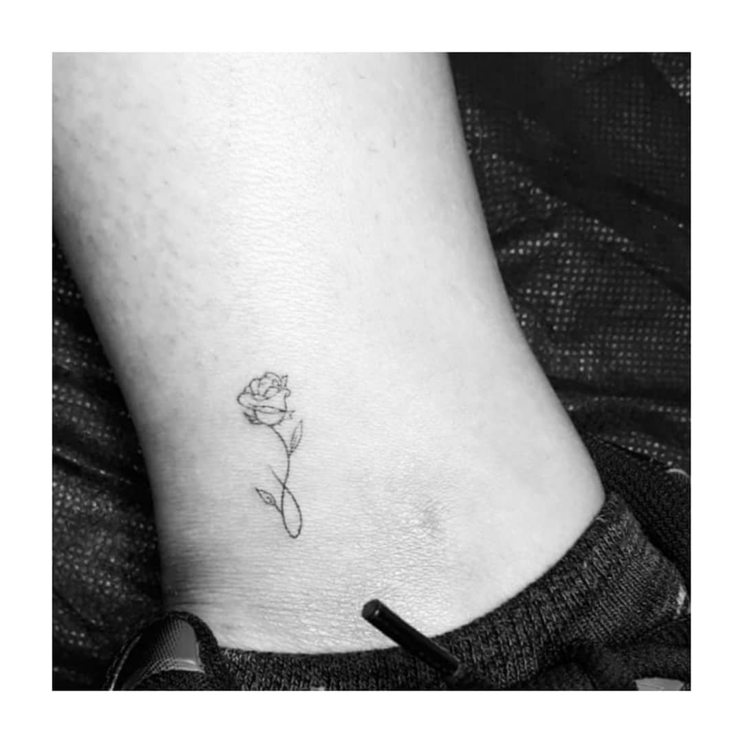Tatuaje de flor en pie, línea fina Sinkply Madrid