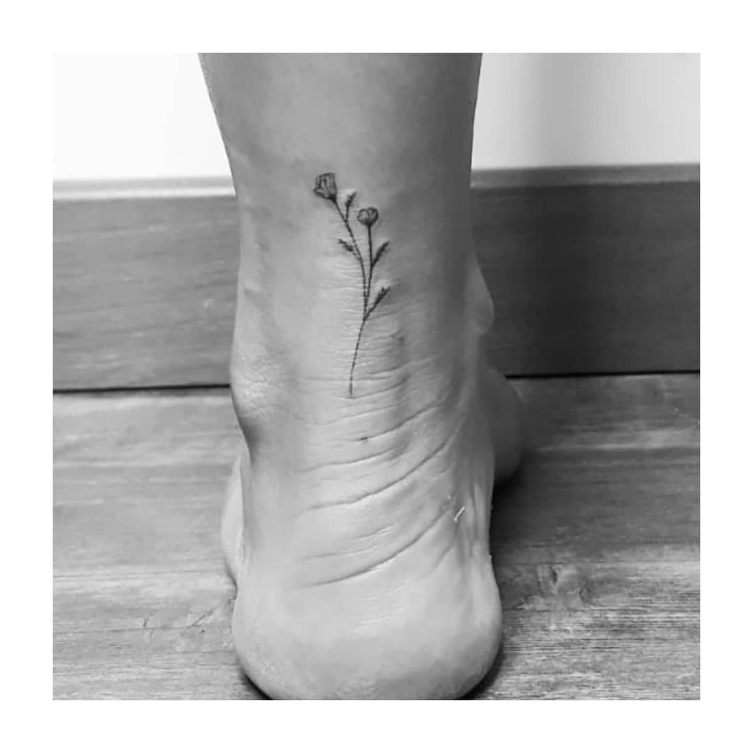 Tatuaje de flor en pie, línea fina Sinkply Madrid