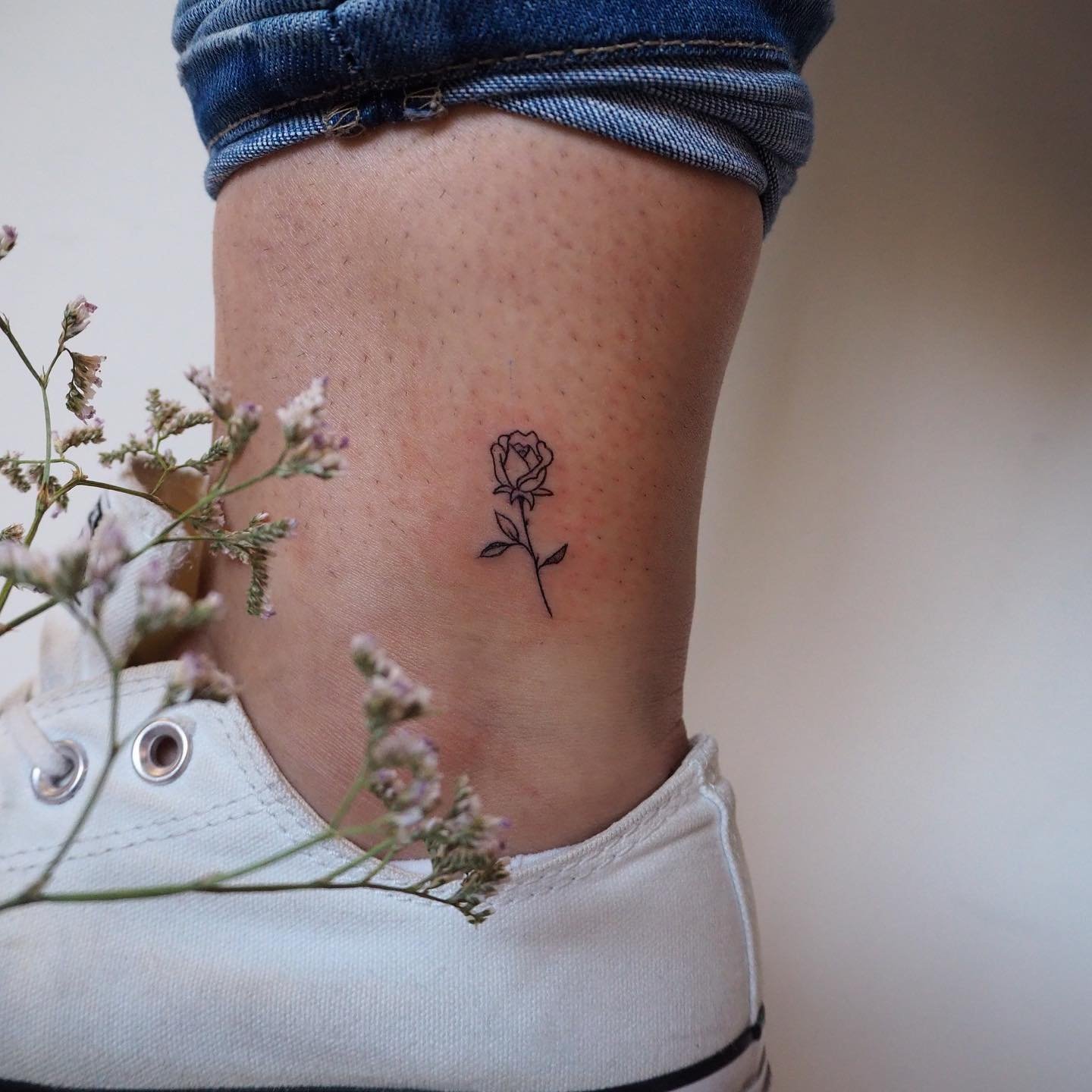 Tatuaje de flor en pie, línea fina Sinkply Madrid