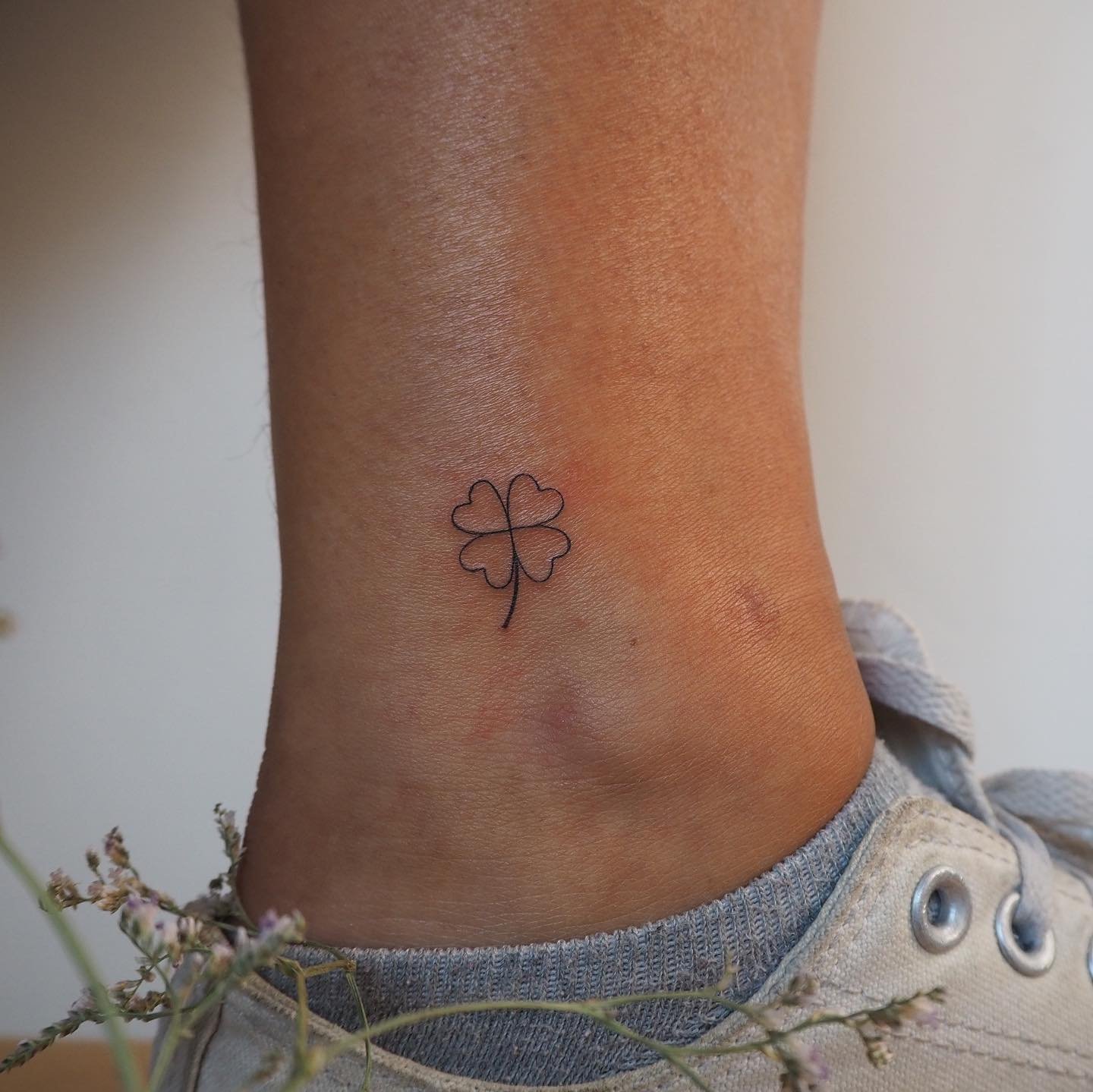Tatuaje de flor en pie, línea fina Sinkply Madrid